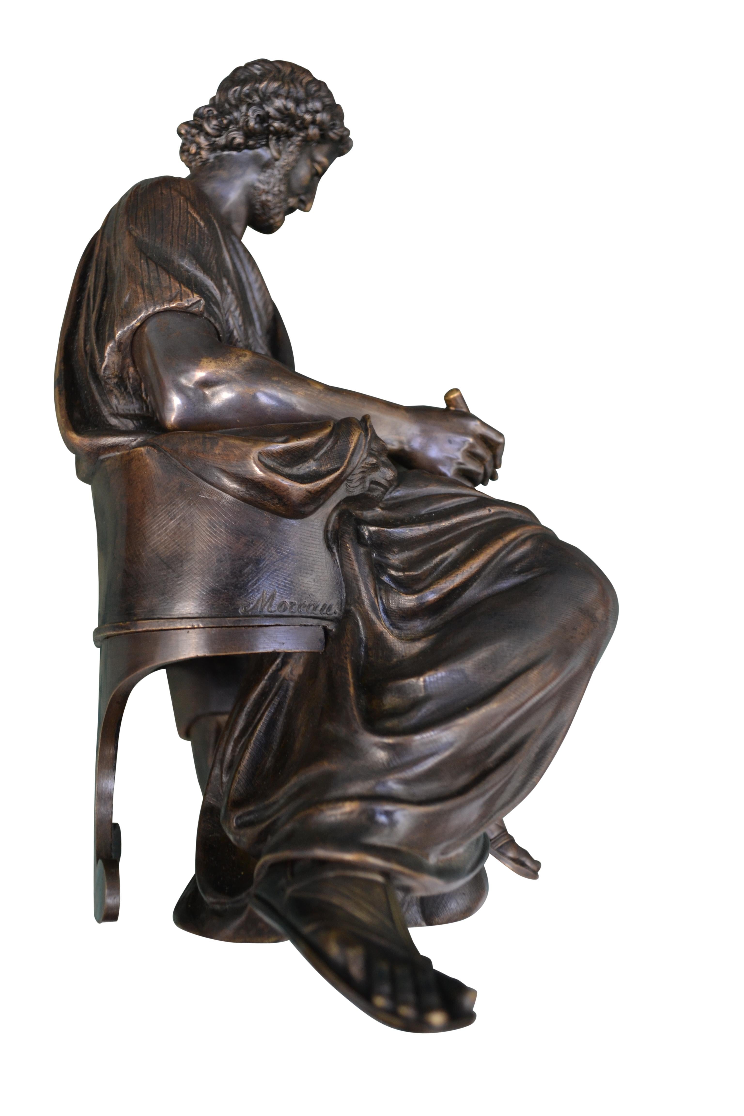 Statue d'un assis en bronze patiné  Grec  Érudit signé Moreau en vente 4
