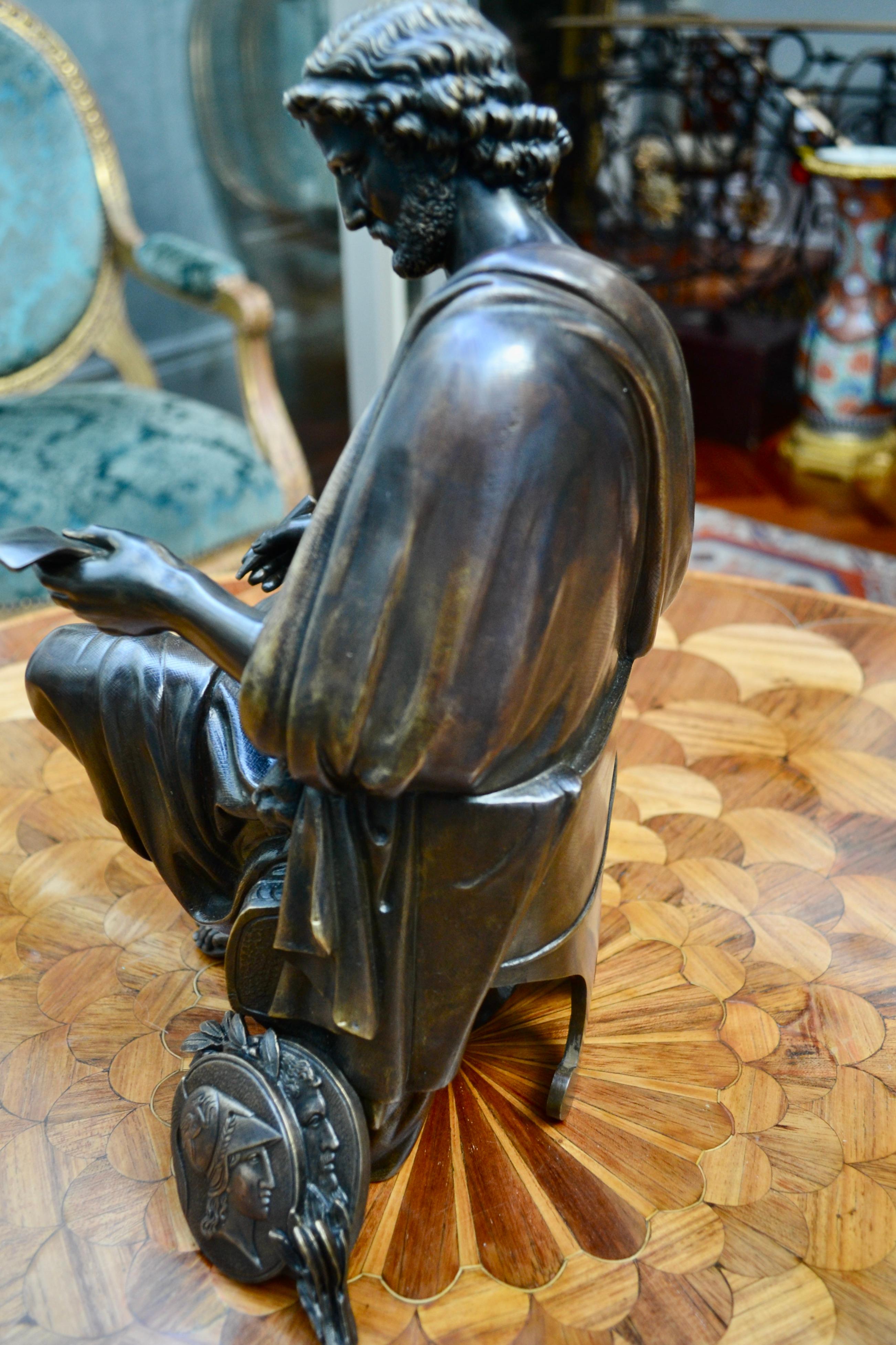 Statue d'un assis en bronze patiné  Grec  Érudit signé Moreau en vente 9