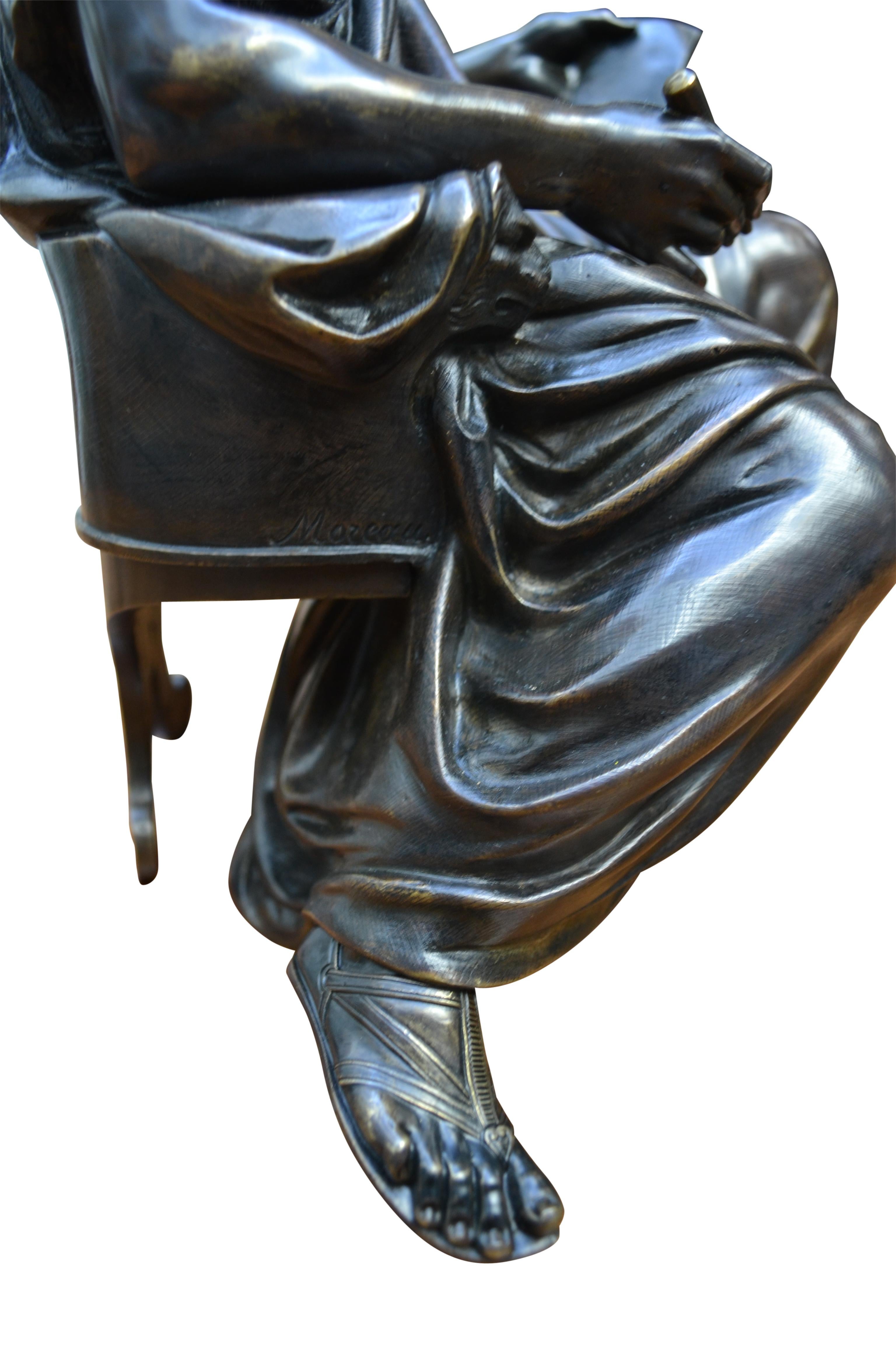 Patinierte Bronzestatue eines sitzenden Menschen  Griechisch  Gelehrter signiert Moreau (Französisch) im Angebot
