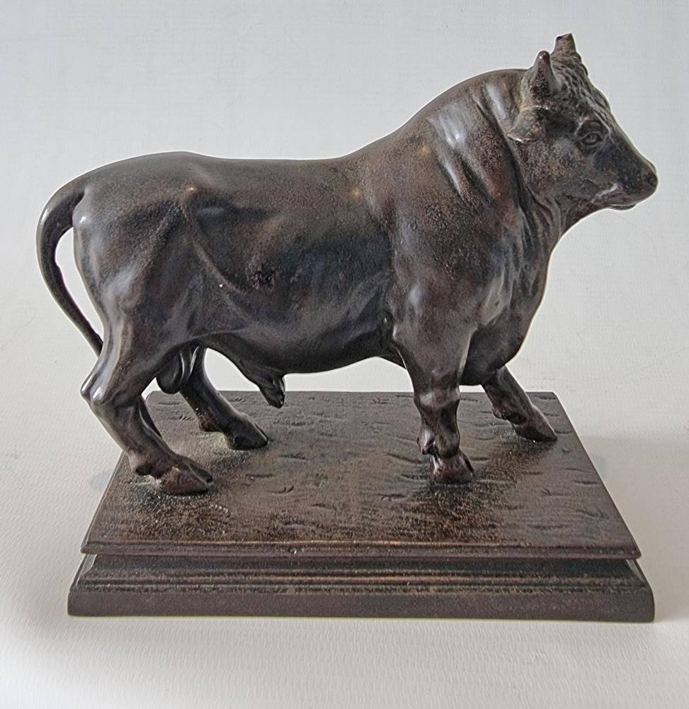 Una bella scultura in ferro patinato raffigurante un toro. Dalla collezione della defunta contessa Bunny Esterhazy (1938-2021)