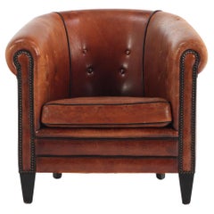 Silla Club de piel de oveja patinada, c. 1950, de Holanda.