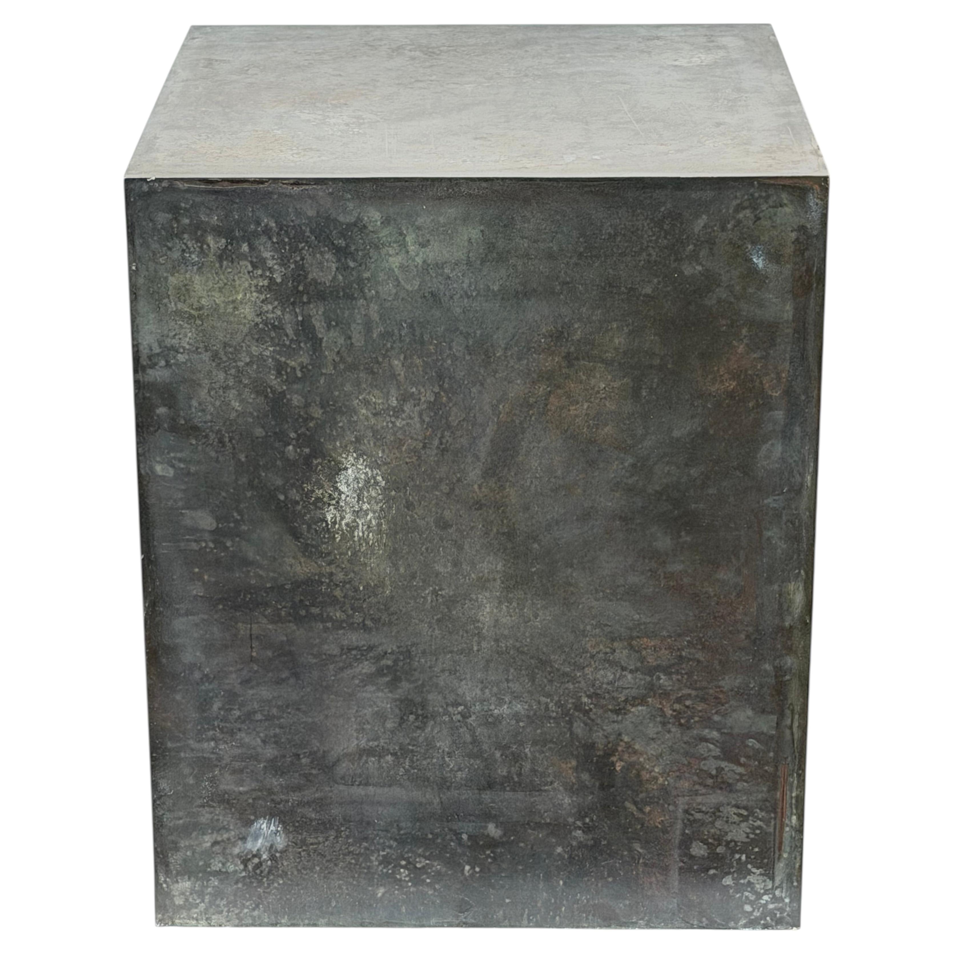 Un socle cubique en acier patiné, fabrication sur mesure, design minimaliste