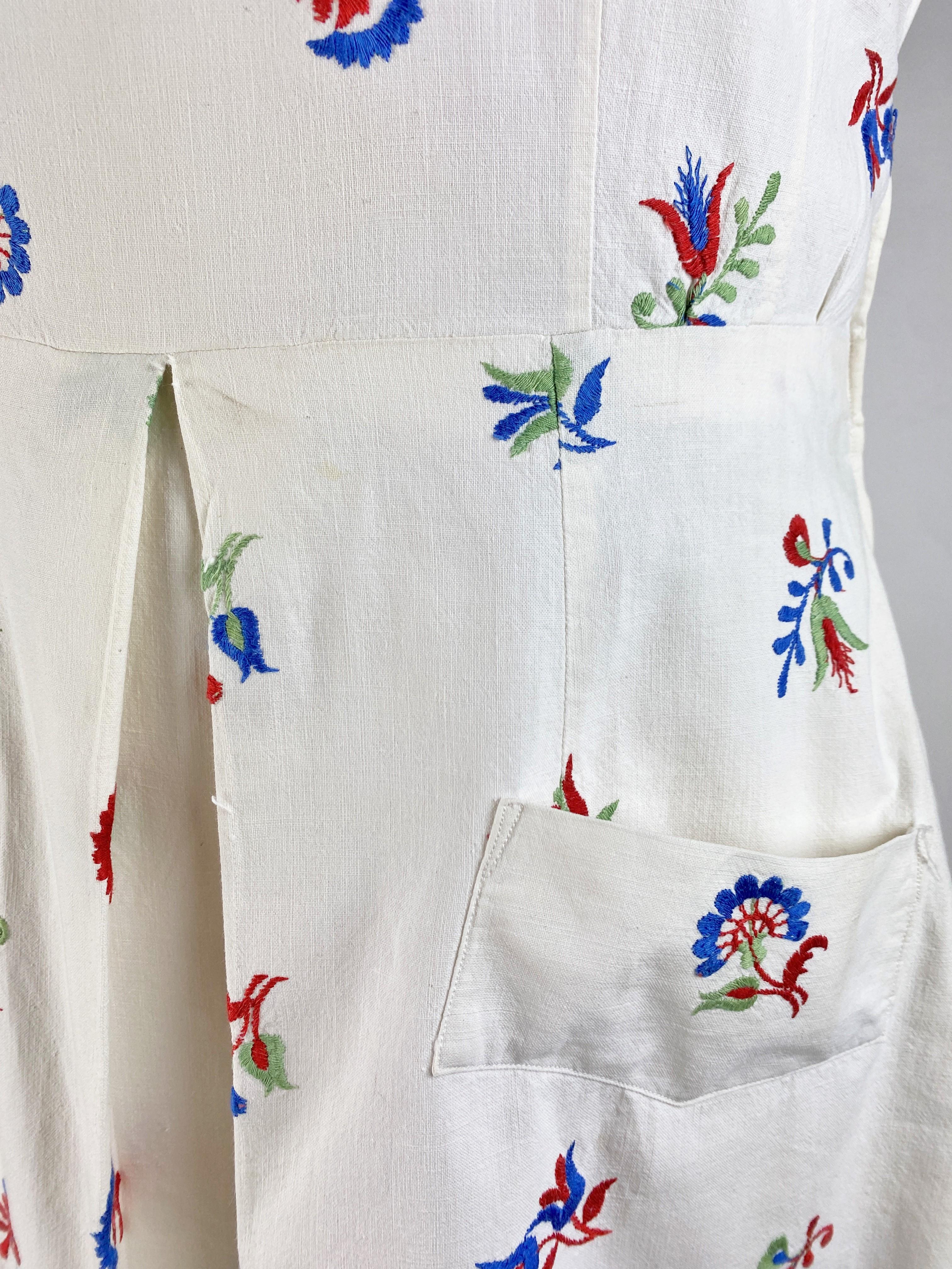 A patriotic embroidered dress dating from the Liberation of France Circa 1945 For Sale 5