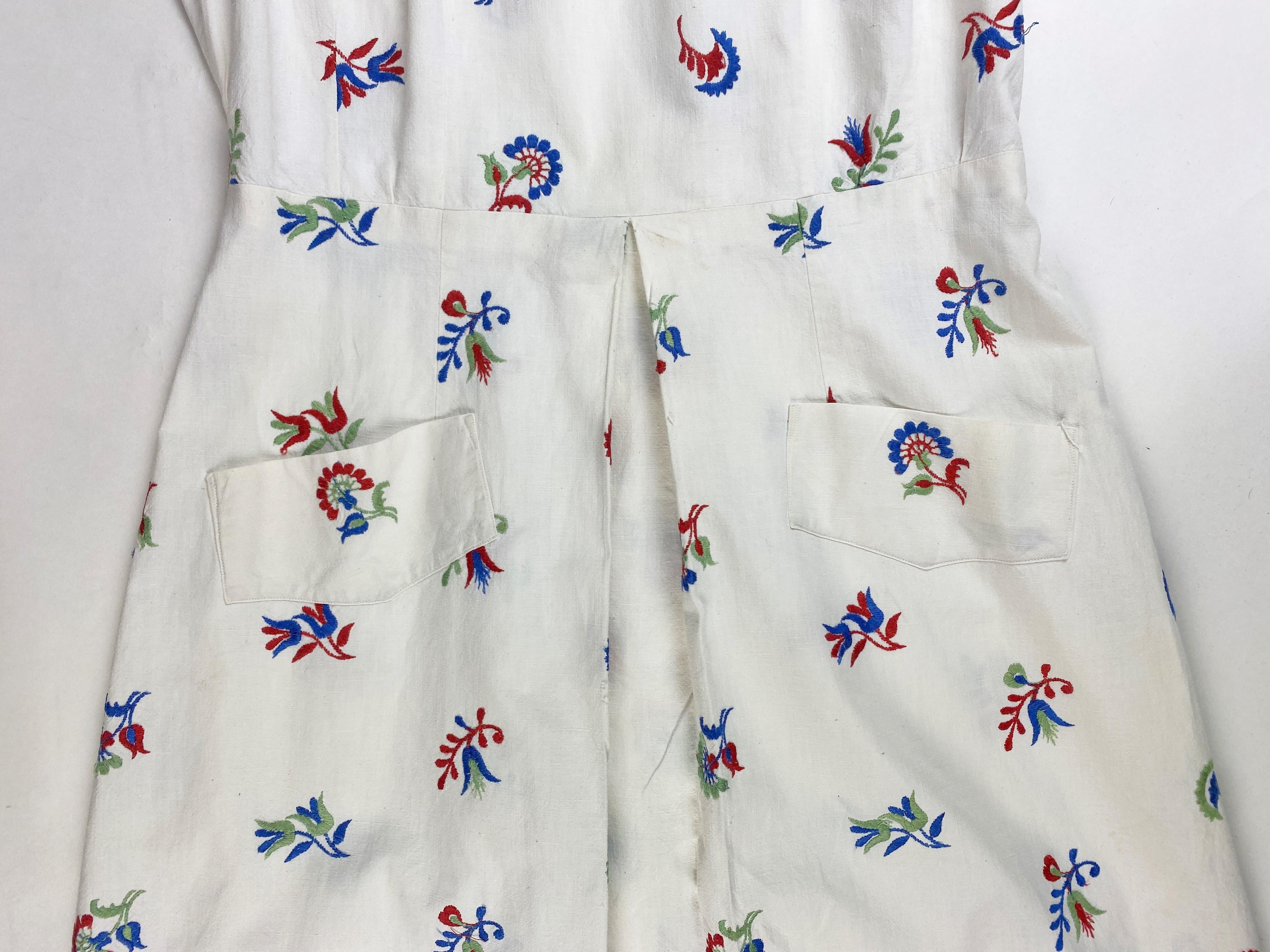 A patriotic embroidered dress dating from the Liberation of France Circa 1945 For Sale 7