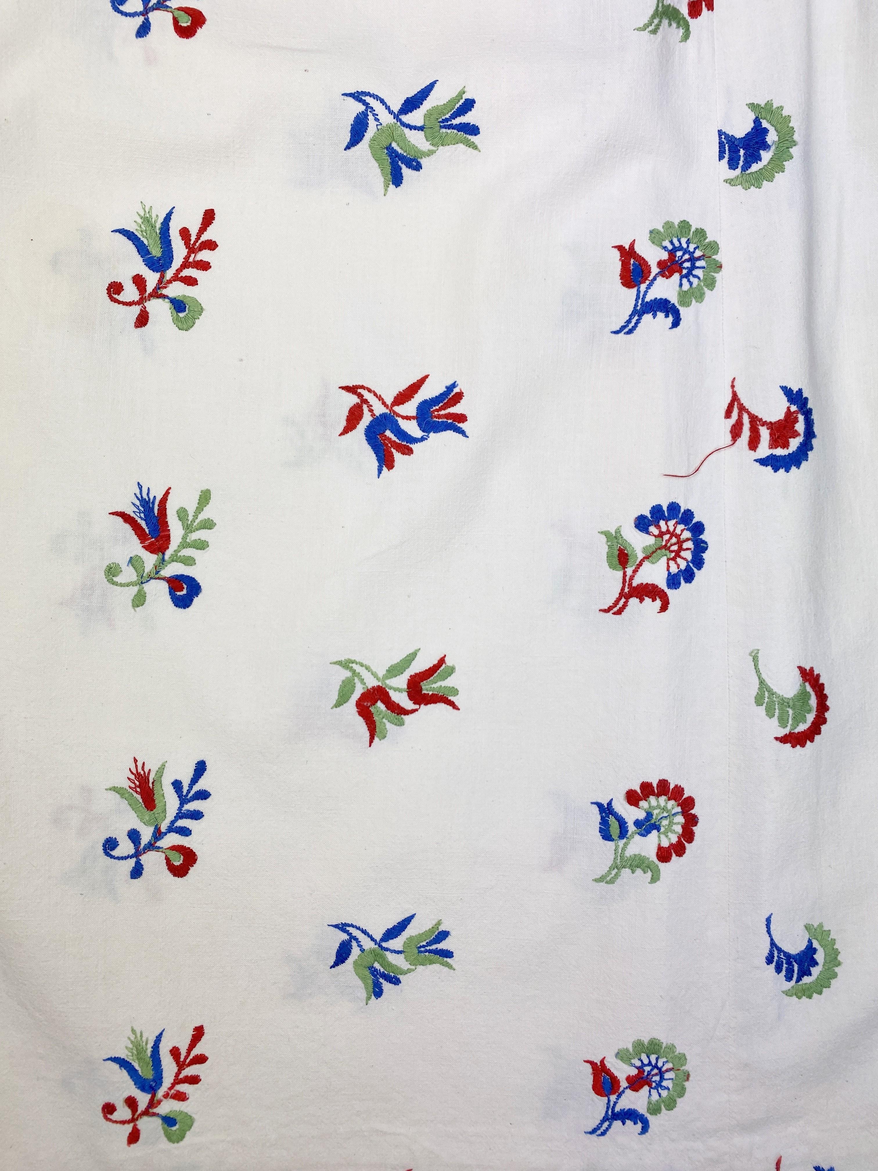 A patriotic embroidered dress dating from the Liberation of France Circa 1945 For Sale 9