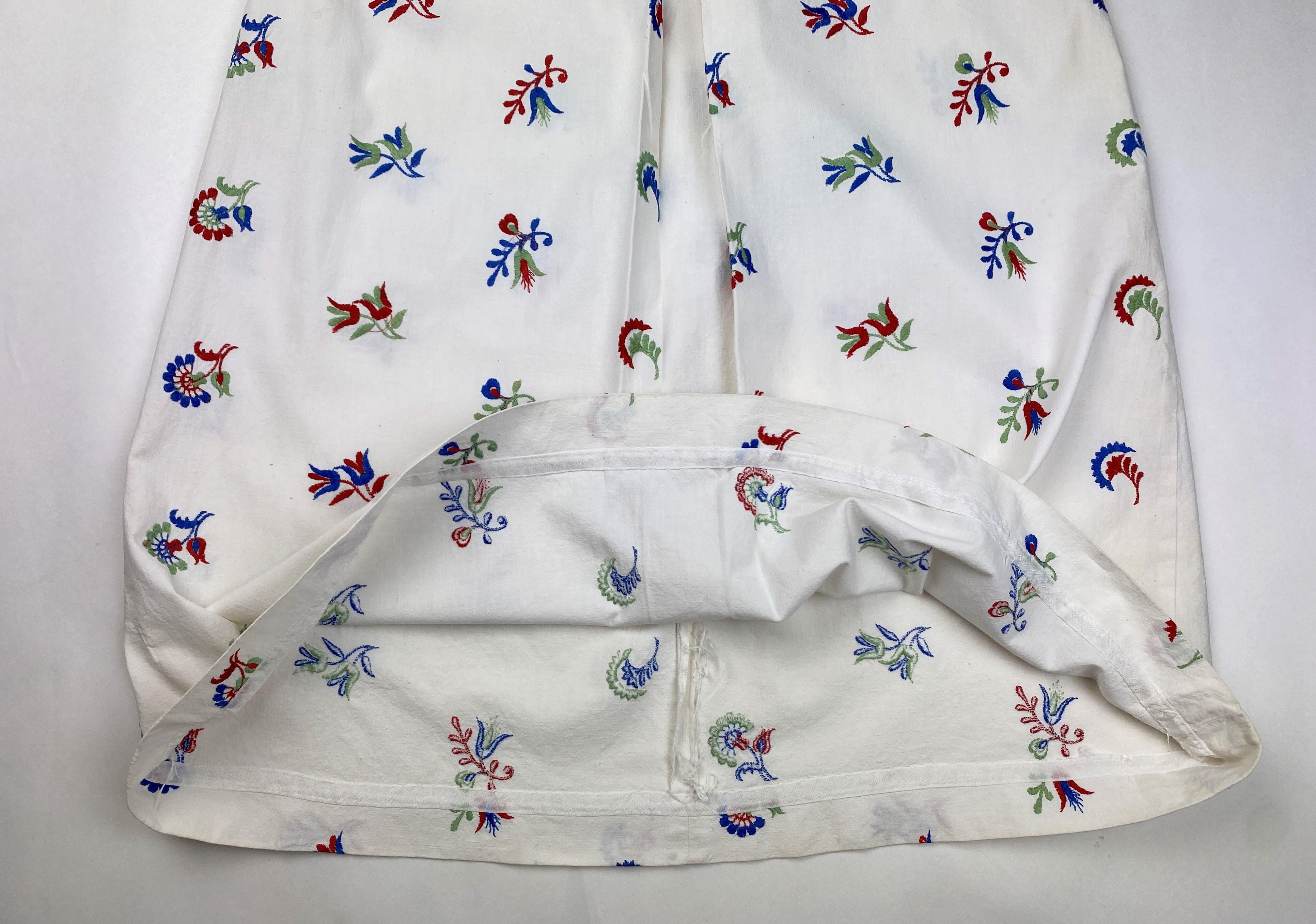 A patriotic embroidered dress dating from the Liberation of France Circa 1945 For Sale 10