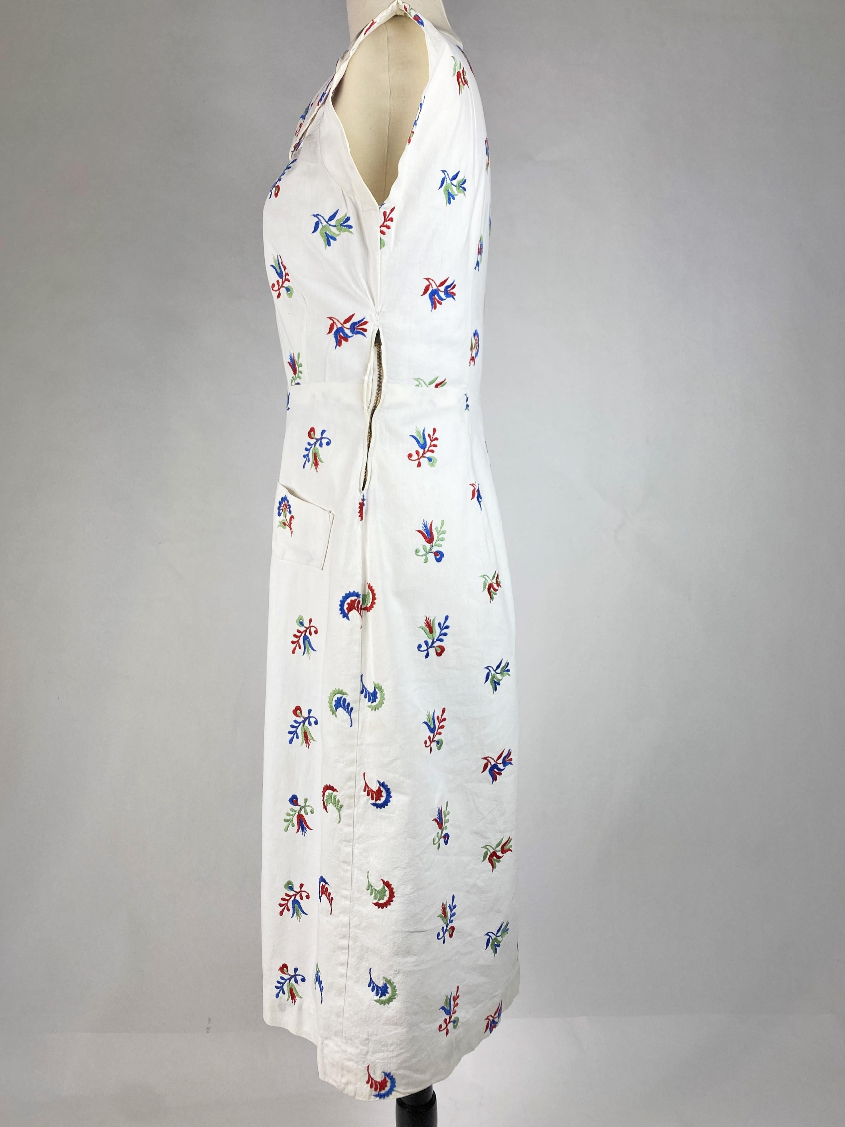 A patriotic embroidered dress dating from the Liberation of France Circa 1945 In Good Condition For Sale In Toulon, FR