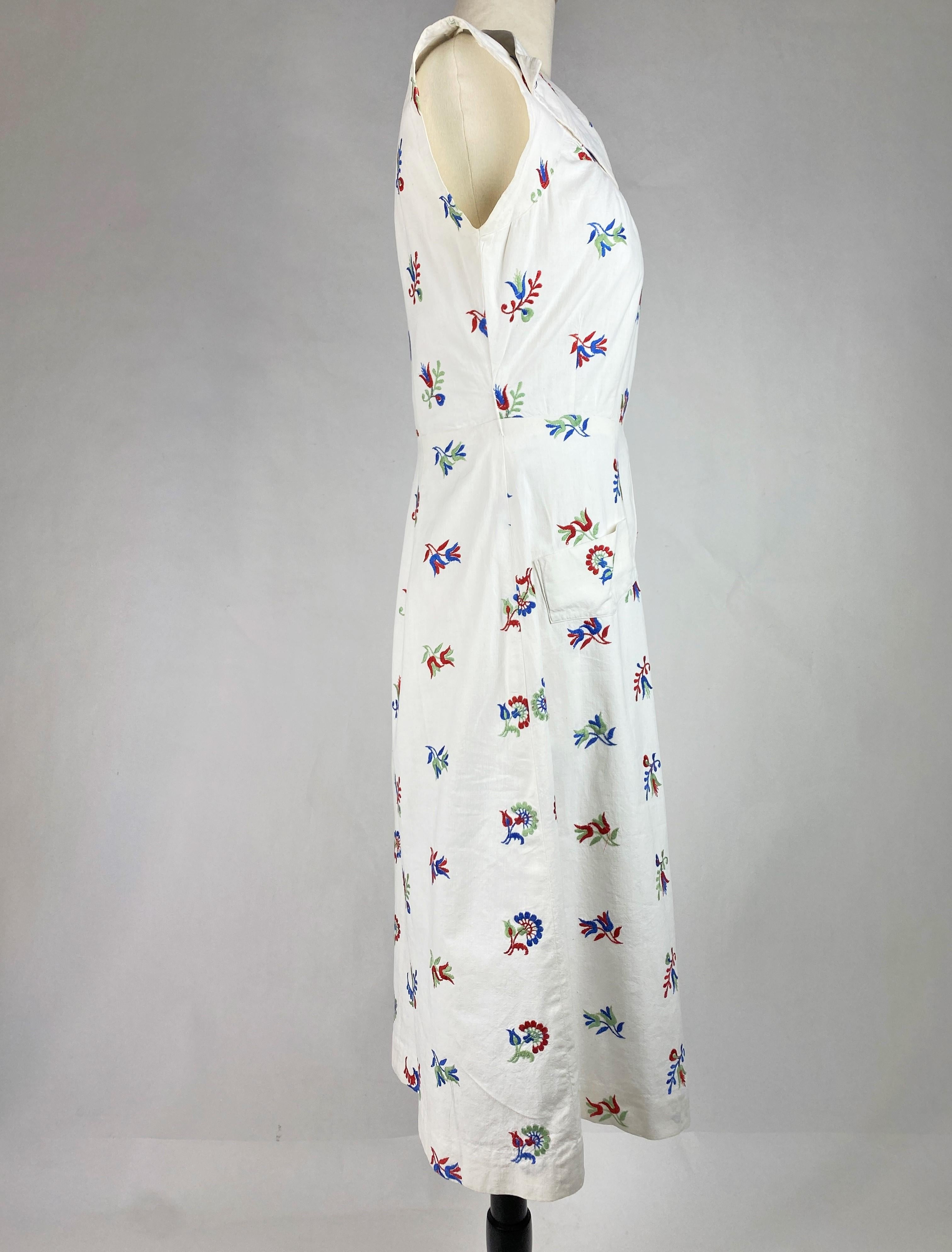 A patriotic embroidered dress dating from the Liberation of France Circa 1945 For Sale 1