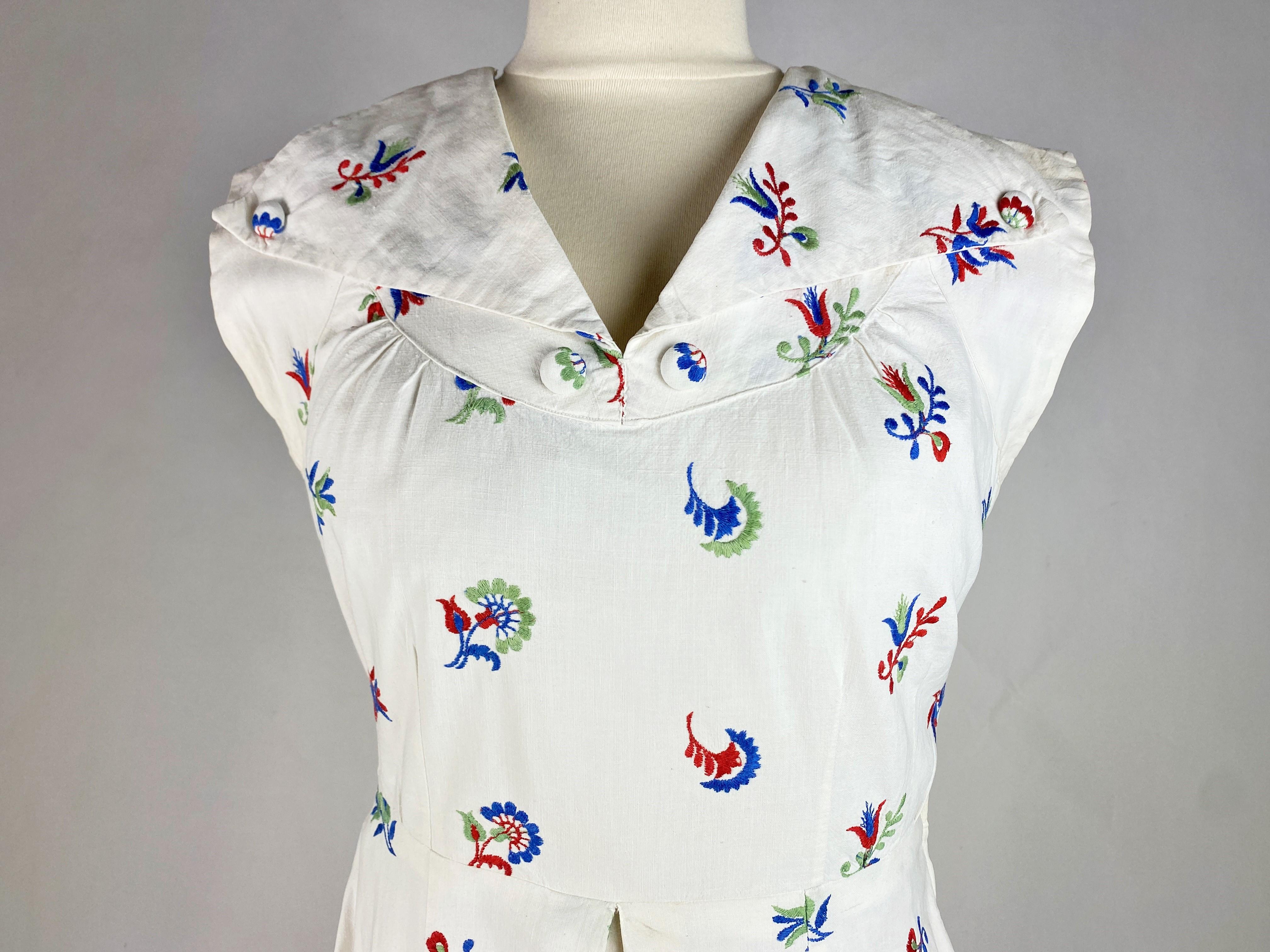 A patriotic embroidered dress dating from the Liberation of France Circa 1945 For Sale 2