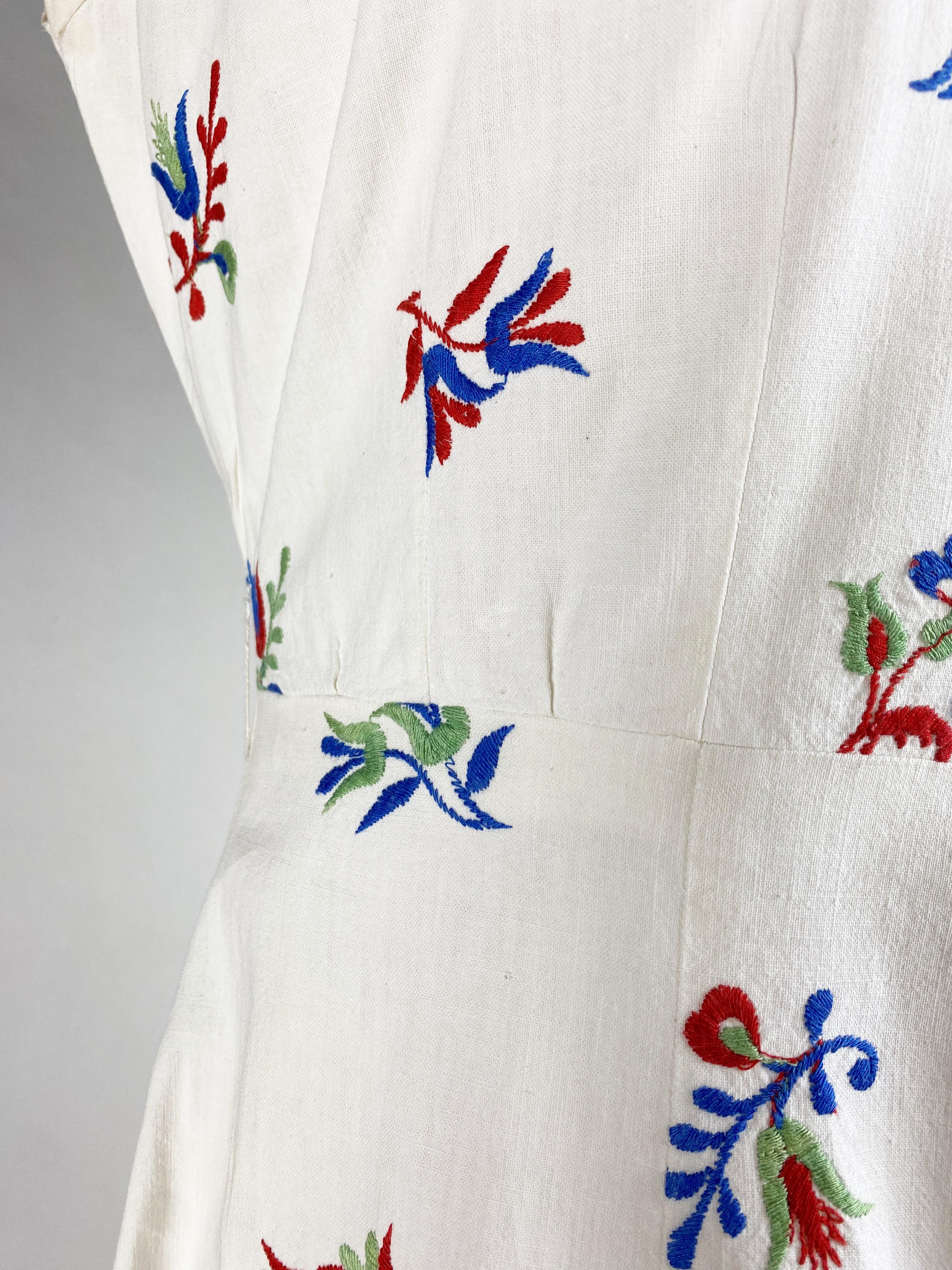 A patriotic embroidered dress dating from the Liberation of France Circa 1945 For Sale 3