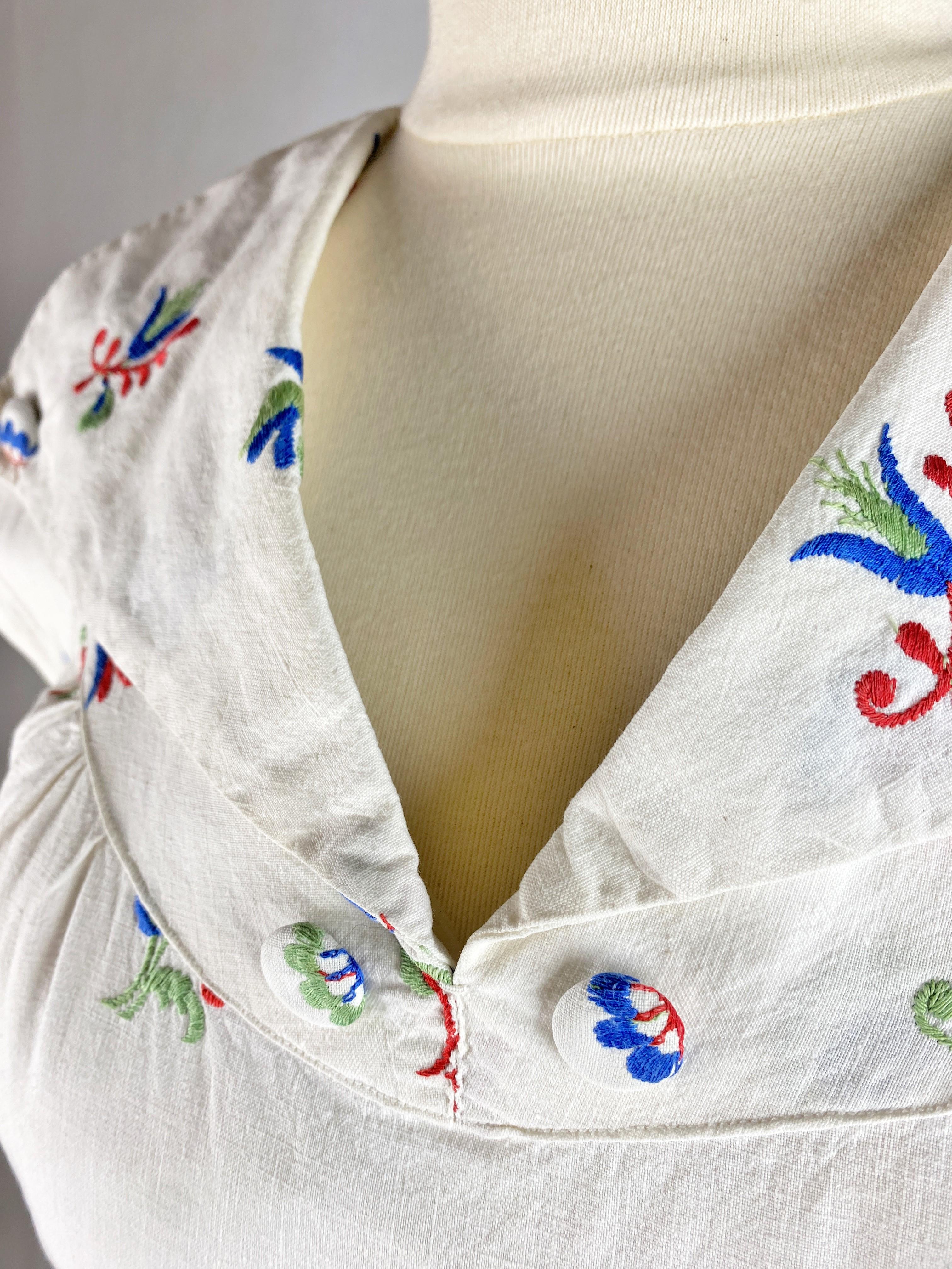 A patriotic embroidered dress dating from the Liberation of France Circa 1945 For Sale 4