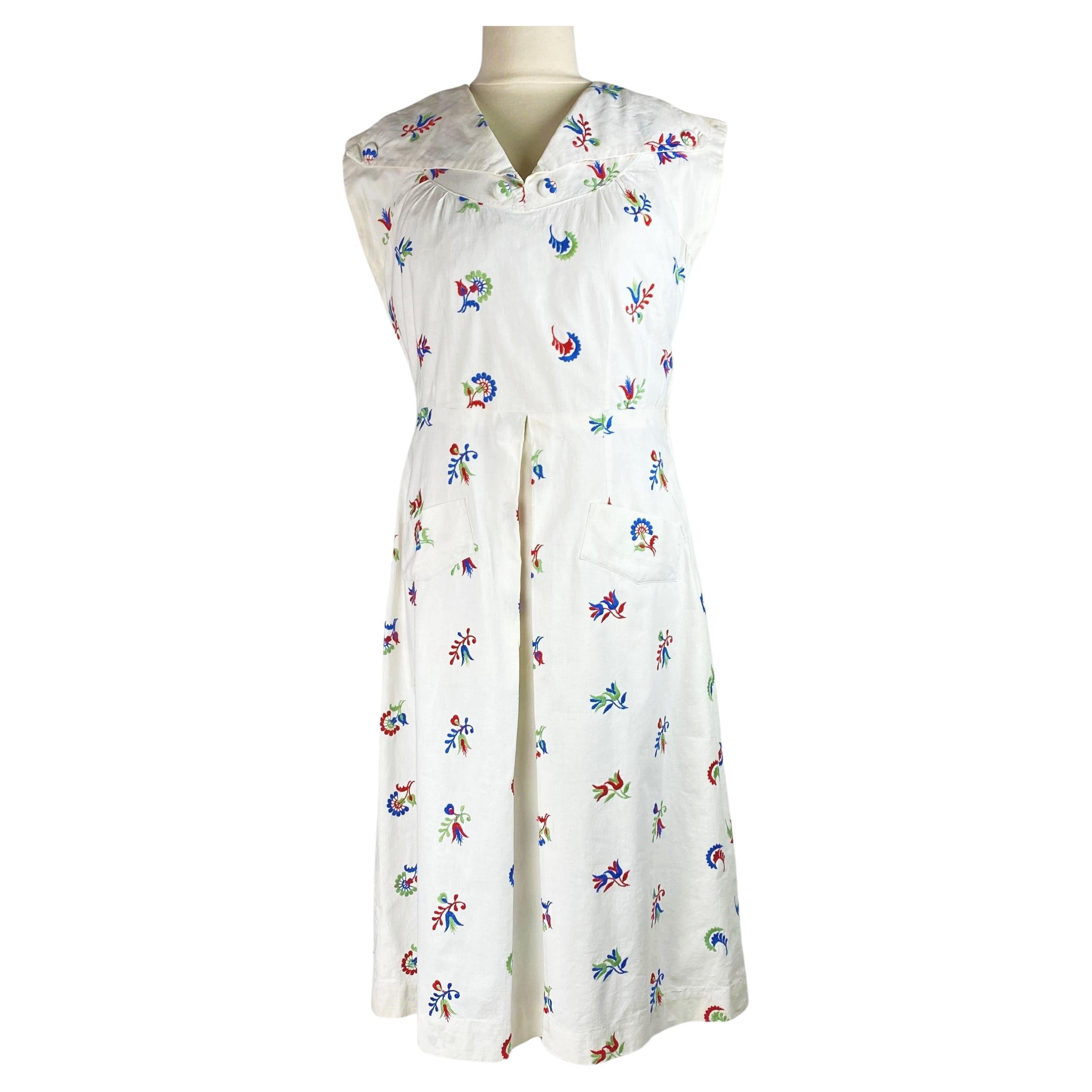Circa 1945
France
A touching tricolour and patriotic simple dress dating from the Liberation of France after the Second World War in 1944. After several years of scarcity, the dress was often made at home using recycled materials. Here, the back of