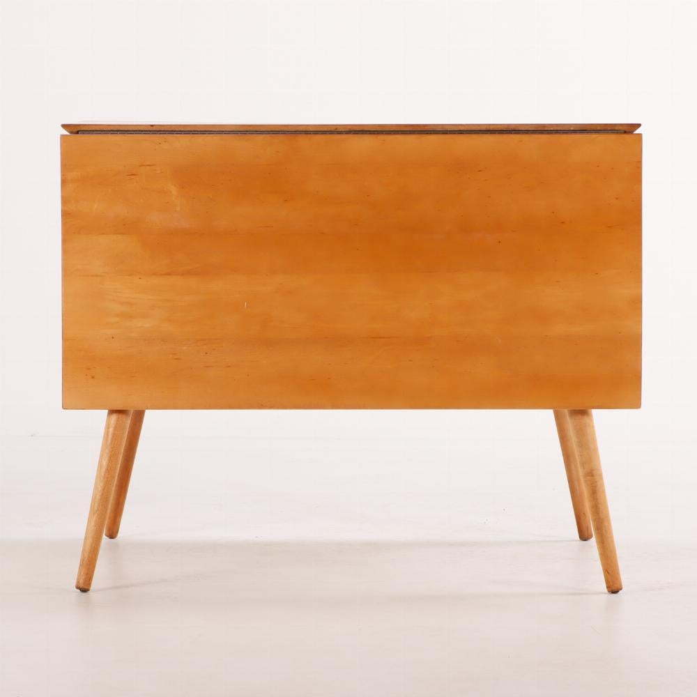 A Paul McCobb (American, 1917-1969), maple drop leaf dining table circa 1950. In Good Condition In Philadelphia, PA