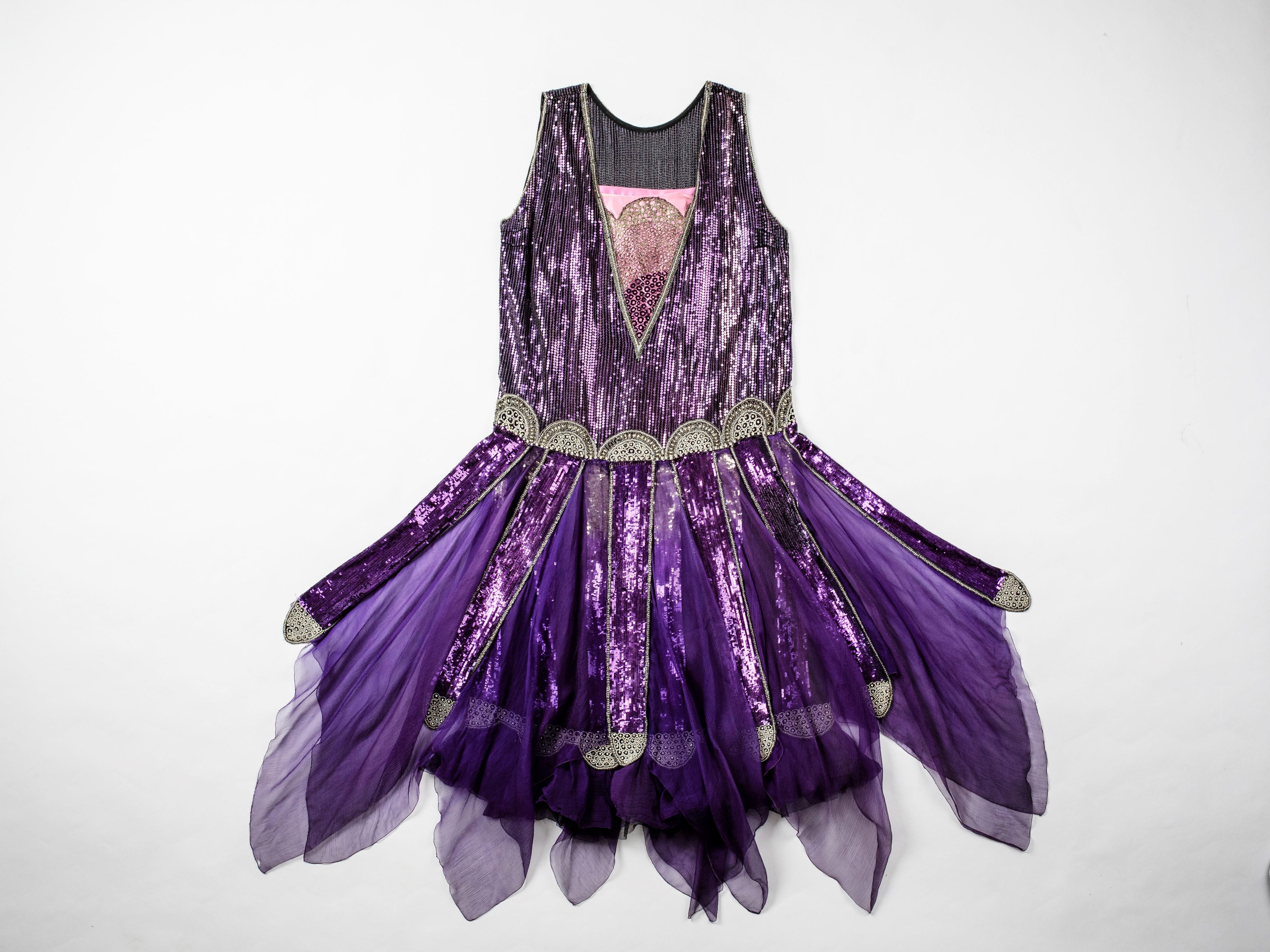 Un vestido de baile Paul Poiret de crepé de seda con lentejuelas y satén - Francia Circa 1925 en venta 14