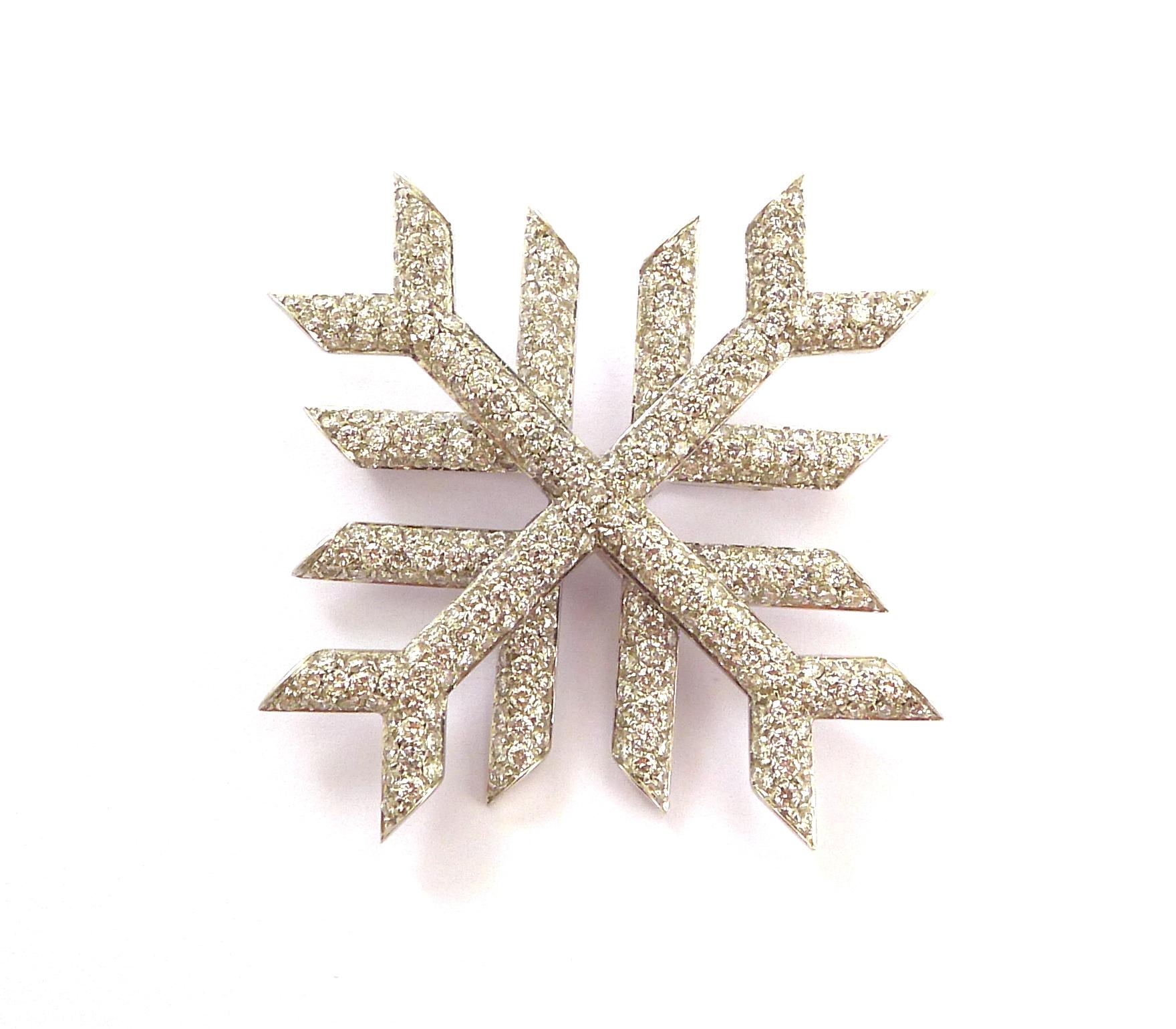 Pavé Diamond Brooch, 5.85 Carat, in 18 Karat White Gold For Sale 1