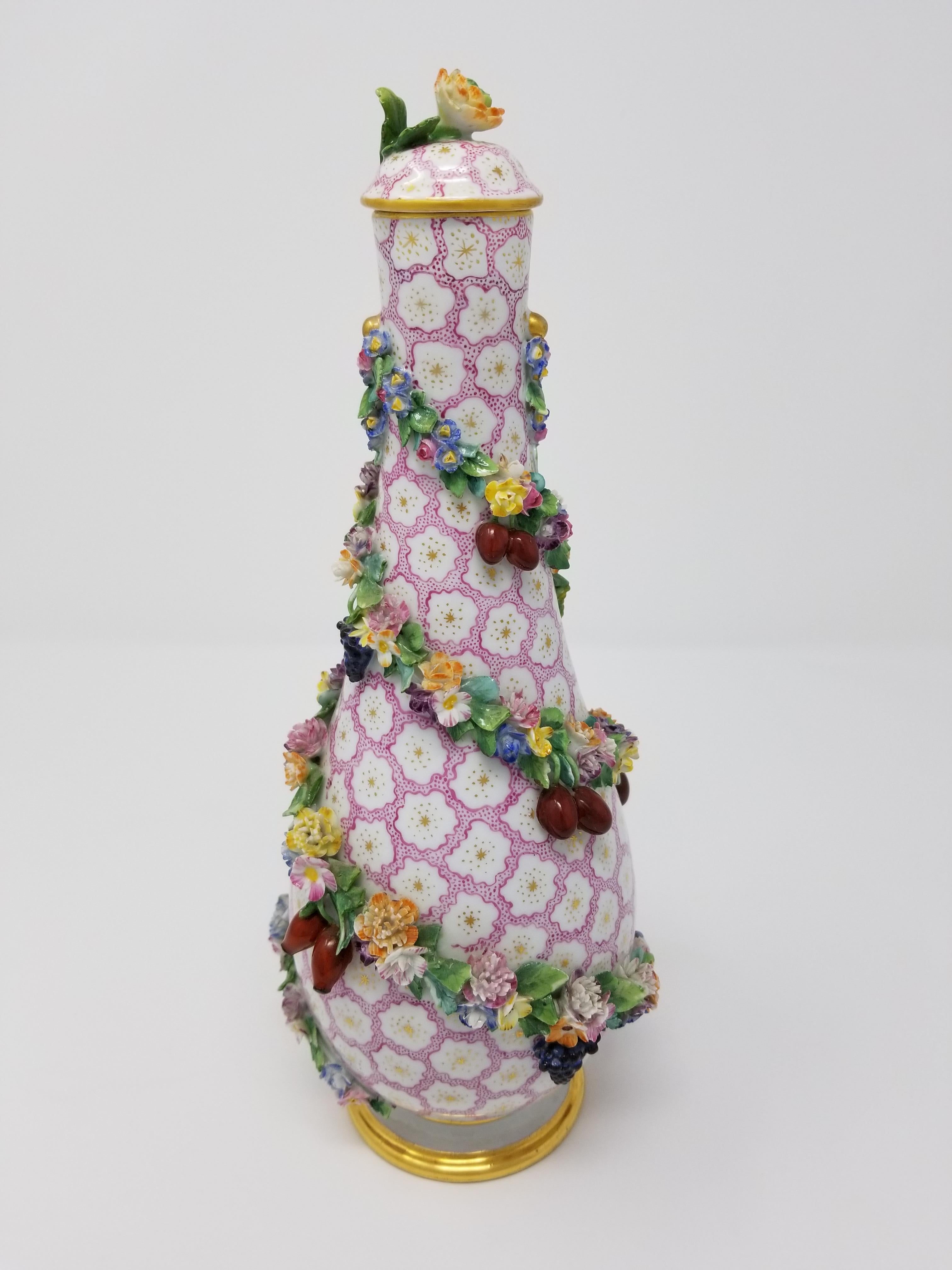 Birnenförmige Meissener Vase mit Deckel und Ranken mit Blumen und Früchten (Rokoko) im Angebot