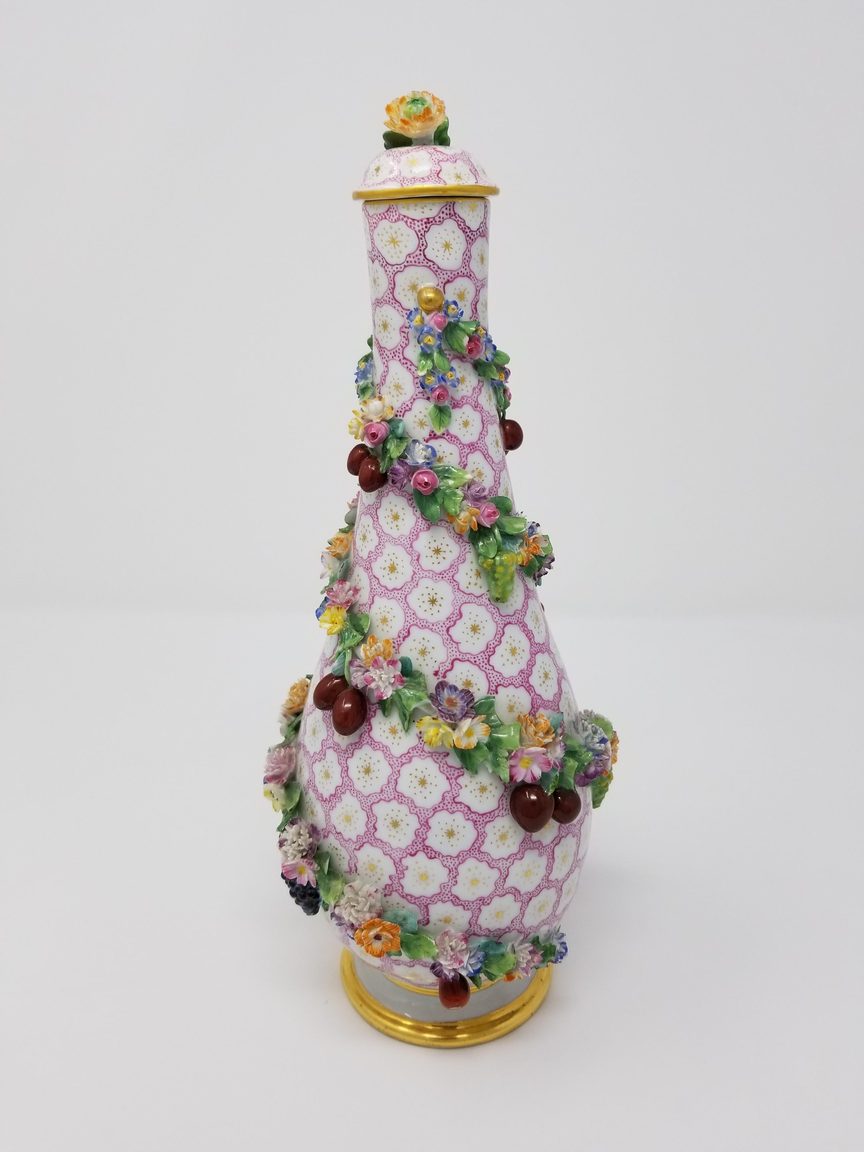 Birnenförmige Meissener Vase mit Deckel und Ranken mit Blumen und Früchten (Deutsch) im Angebot