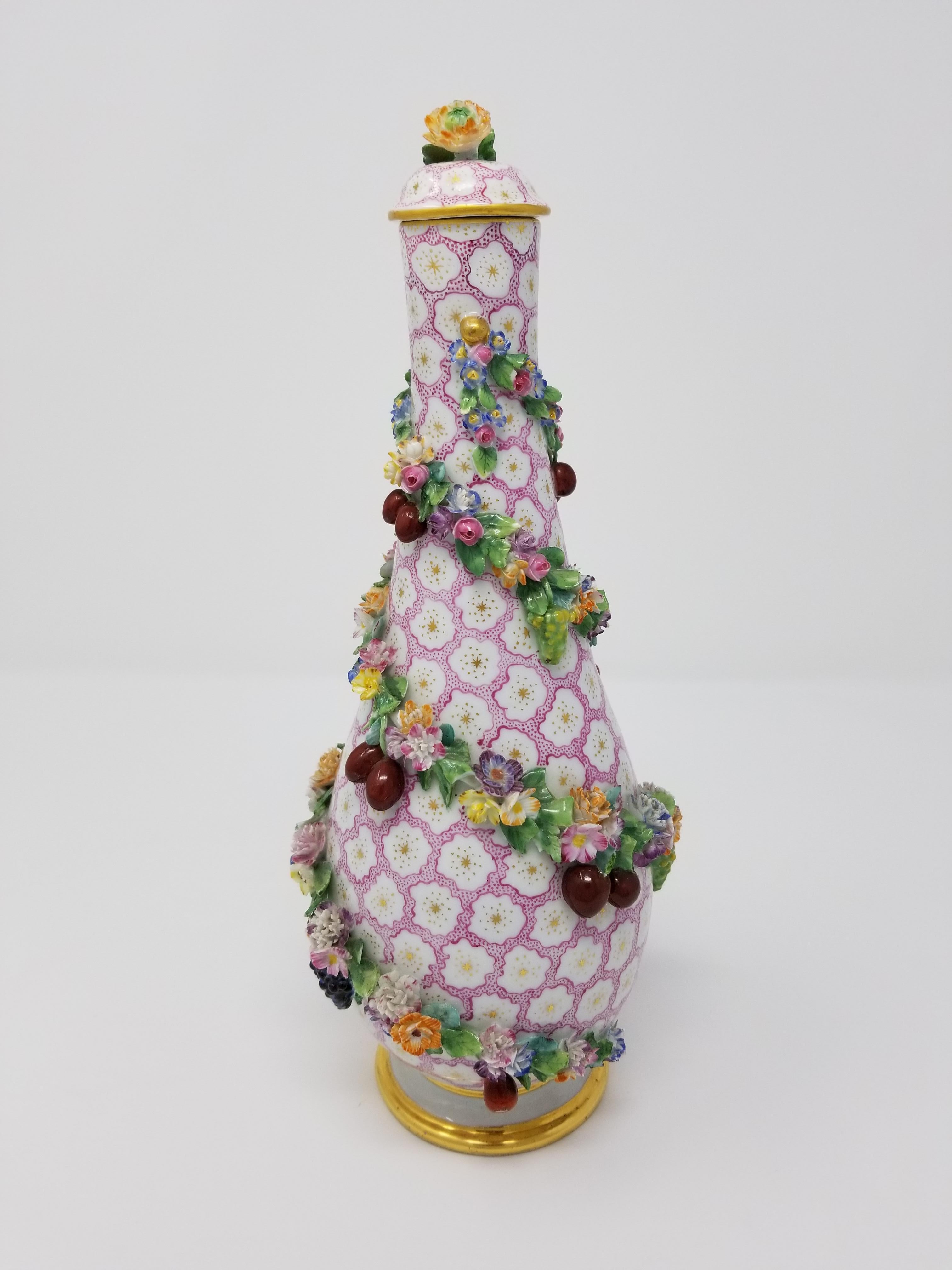 Tedesco Vaso di Meissen a forma di pera con coperchio e viti con fiori e frutti in vendita