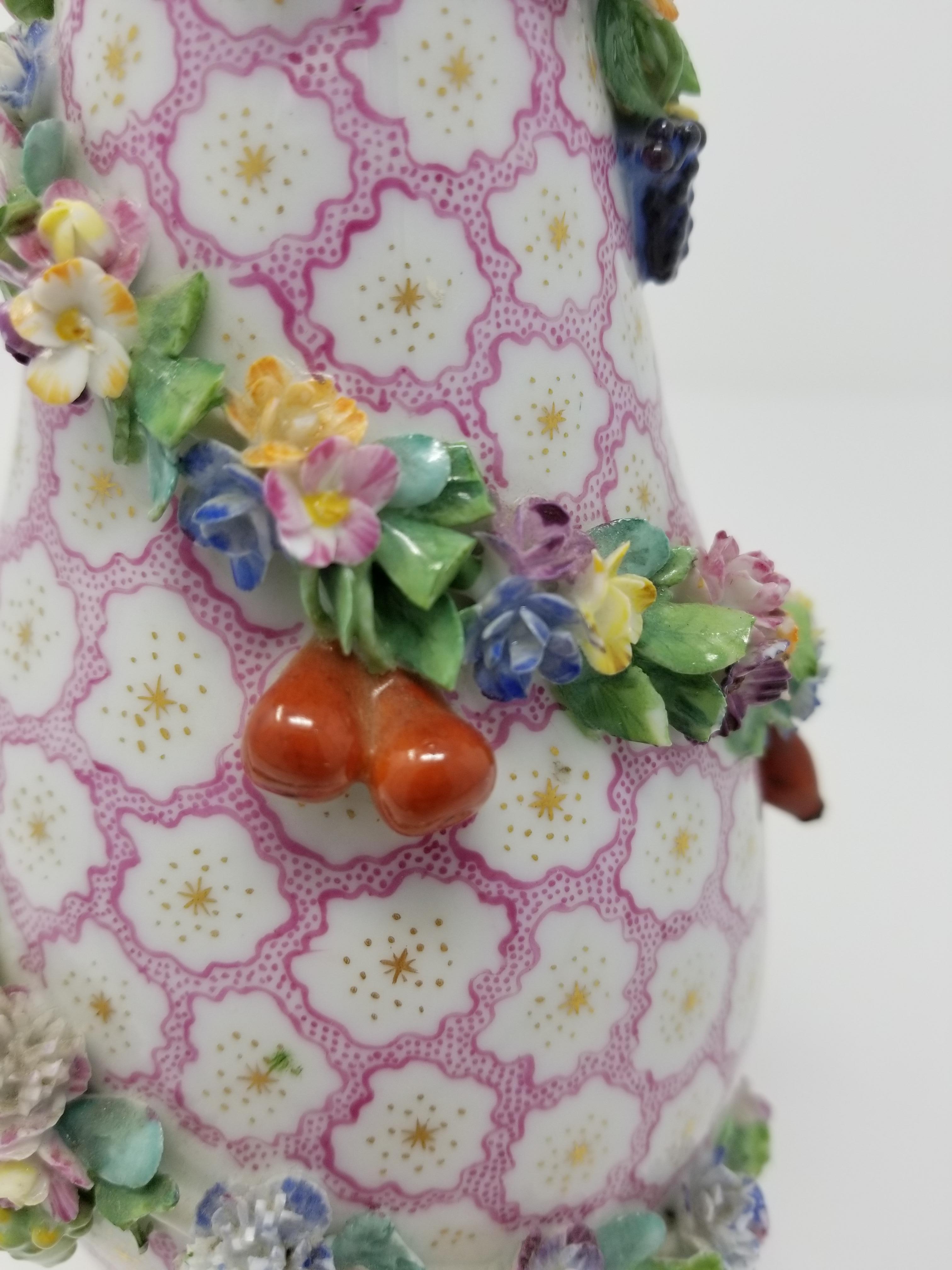 Fine XIX secolo Vaso di Meissen a forma di pera con coperchio e viti con fiori e frutti in vendita