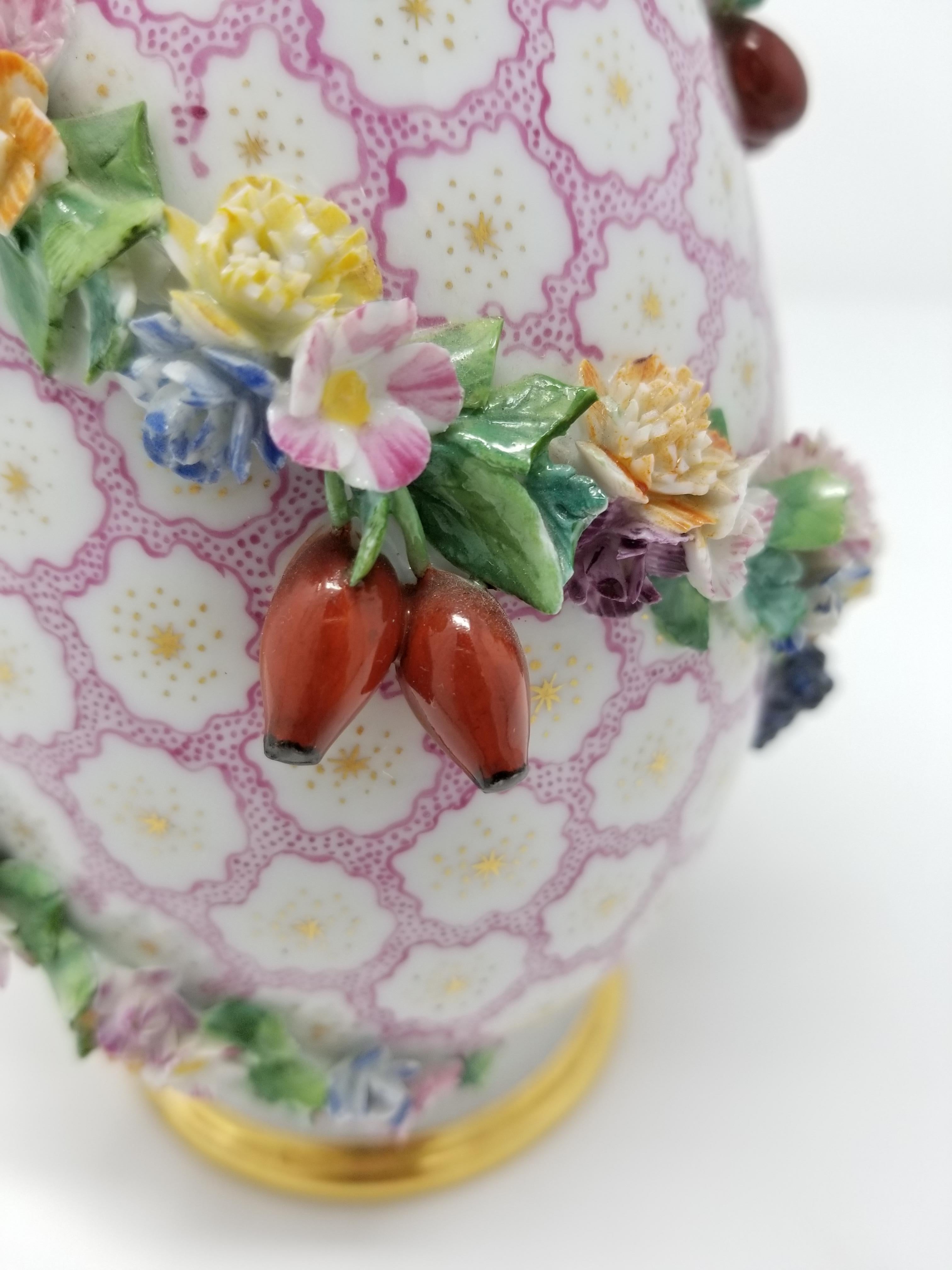 Porcellana Vaso di Meissen a forma di pera con coperchio e viti con fiori e frutti in vendita