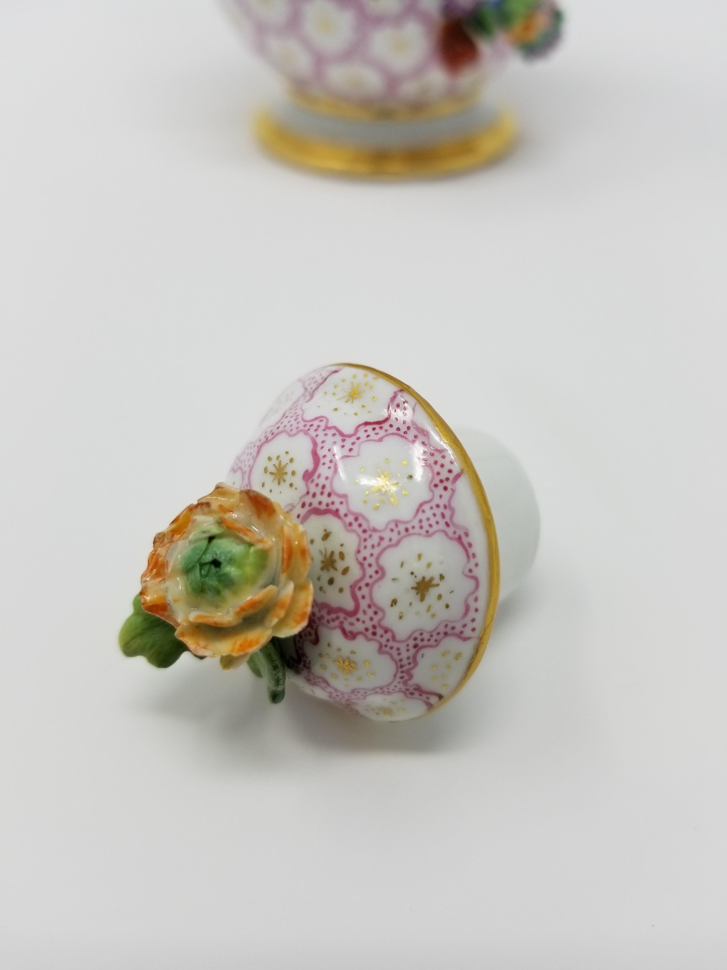 Vaso di Meissen a forma di pera con coperchio e viti con fiori e frutti in vendita 1