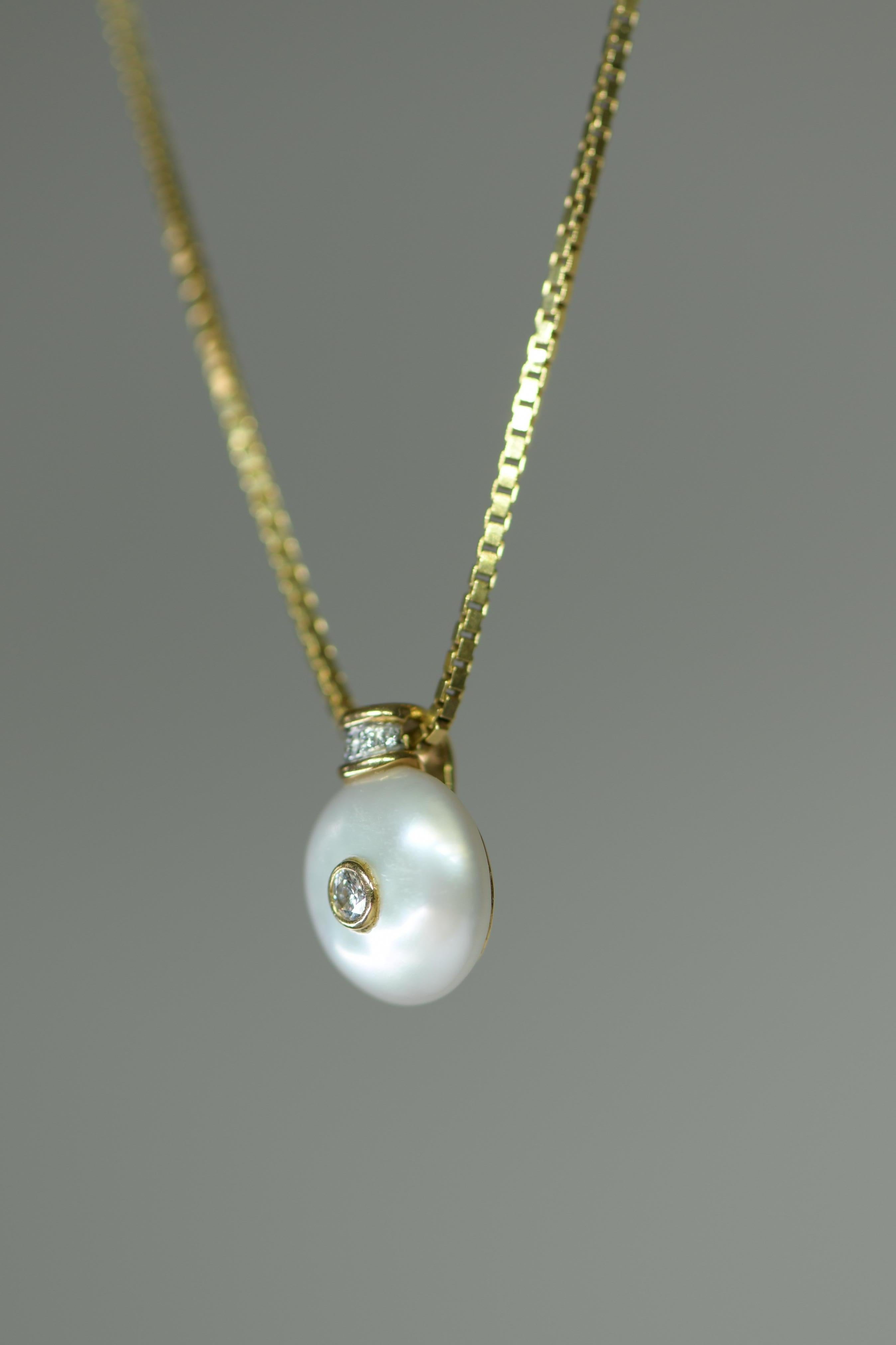 Pearl and Diamond Pendant Necklace In Excellent Condition In Banbury, GB