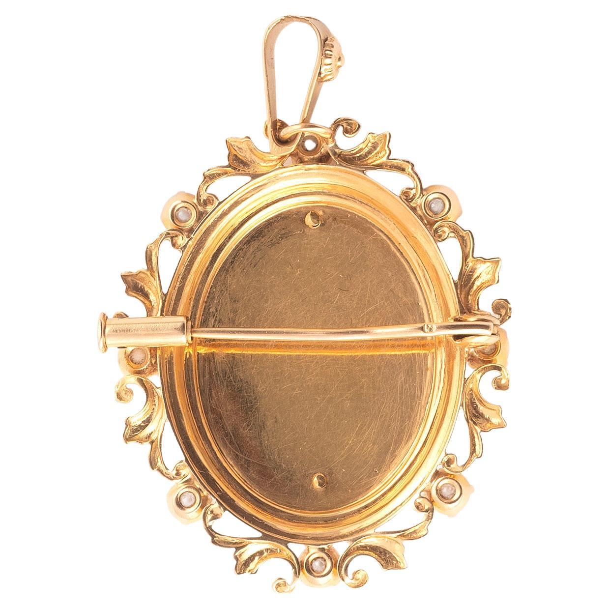 Pendent-Brooch composed of an oval decorated with interlacing punctuated with white pearls. 18K yellow gold frame. French work. Dimensions: 3.30 x 3.00 cm. Gross weight: 7.53 g.