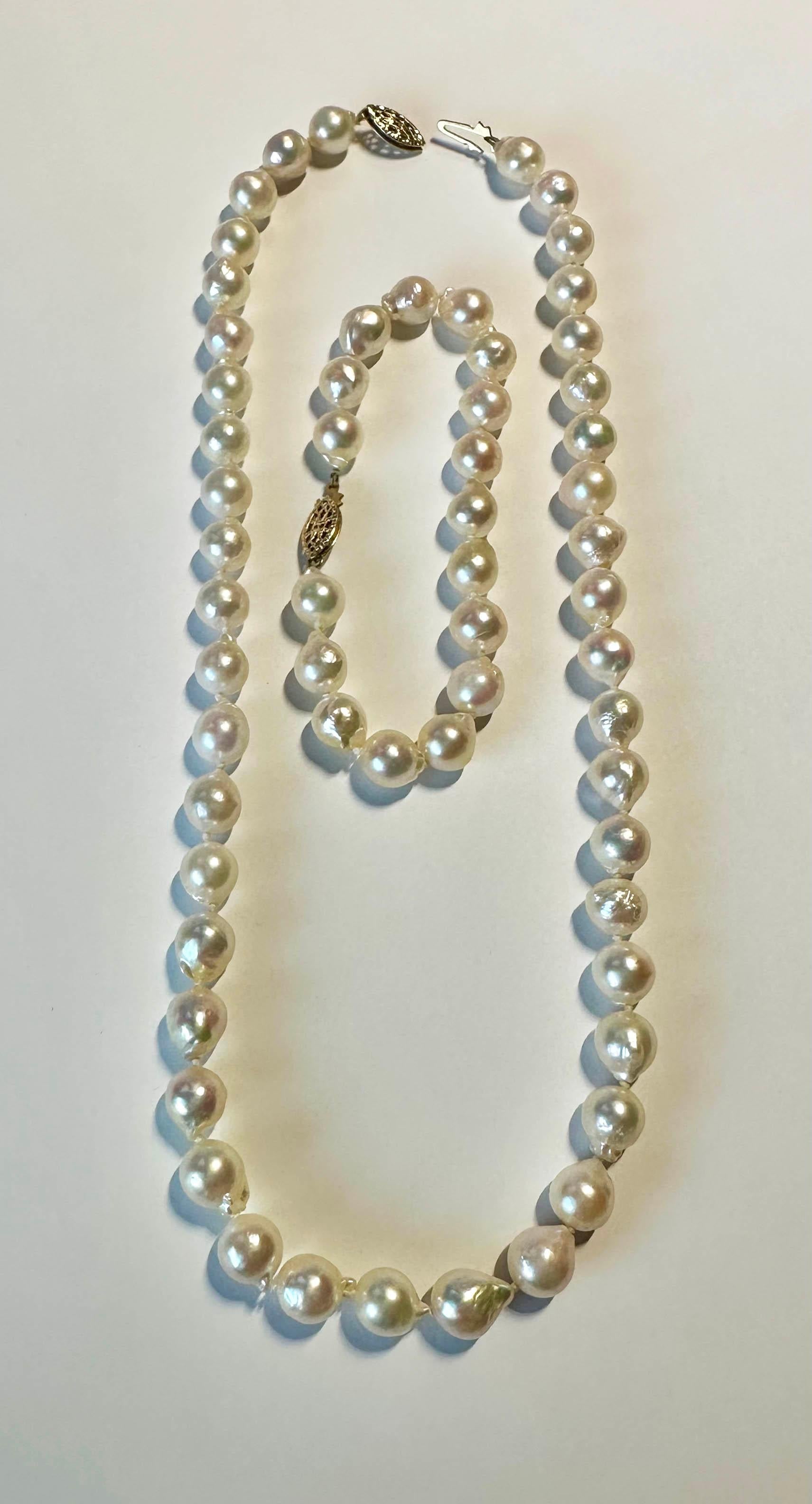 A Pearl Necklace and Bracelet set of Cultured Salt Water Pearls. In Excellent Condition For Sale In Seattle, WA