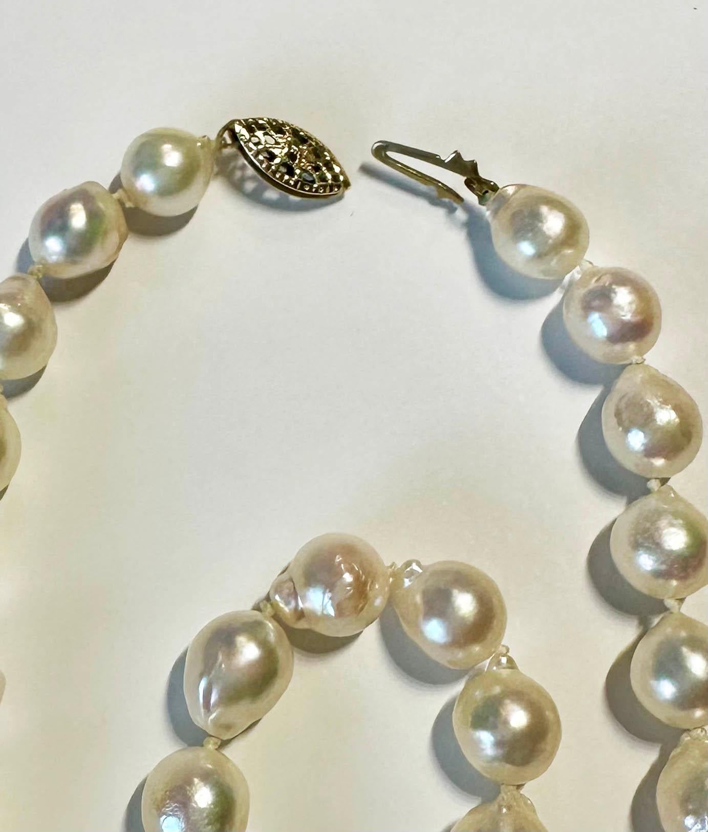 Women's A Pearl Necklace and Bracelet set of Cultured Salt Water Pearls. For Sale
