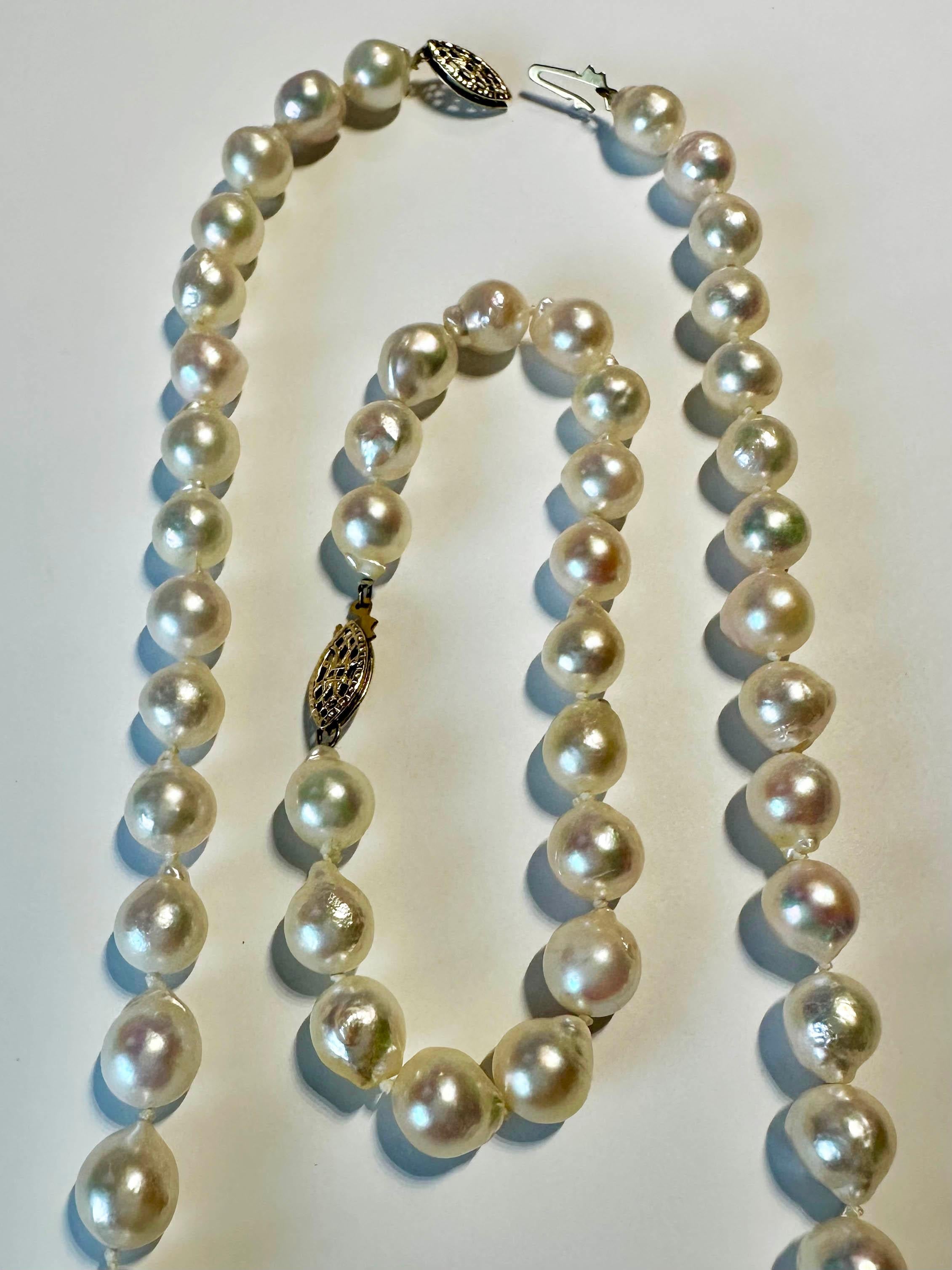 Eine Perlenkette und ein Armband aus Salzwasser-Zuchtperlen. im Angebot 2
