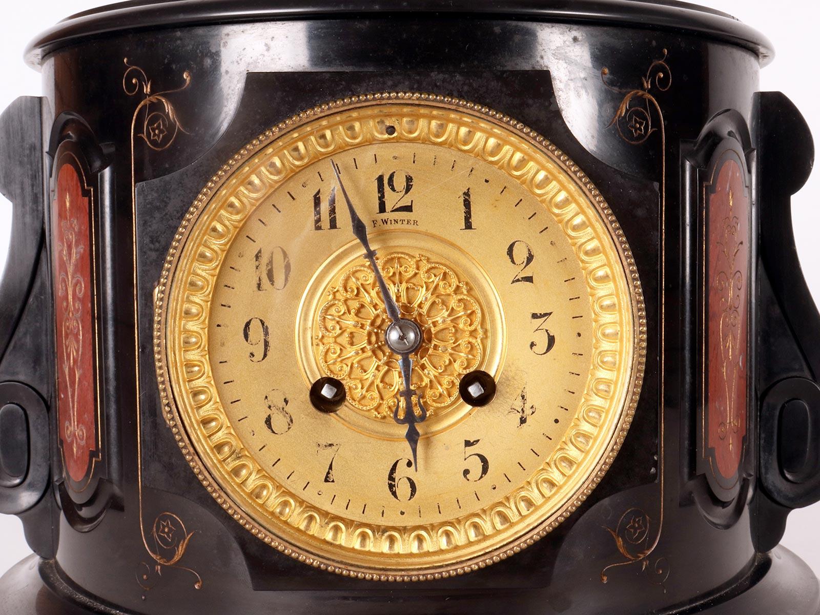 Ein Sockel aus schwarzem belgischem Marmor und rotem Verona-Marmor mit Uhr, Russland 1890 im Angebot 4