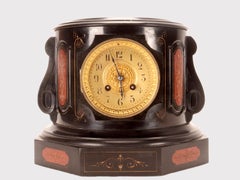 Ein Sockel aus schwarzem belgischem Marmor und rotem Verona-Marmor mit Uhr, Russland 1890
