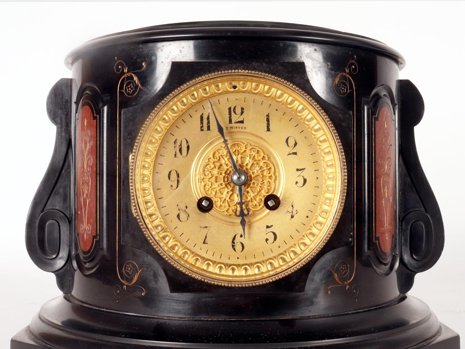 Ein Sockel aus schwarzem belgischem Marmor und rotem Verona-Marmor mit Uhr, Russland 1890 (Russisch) im Angebot