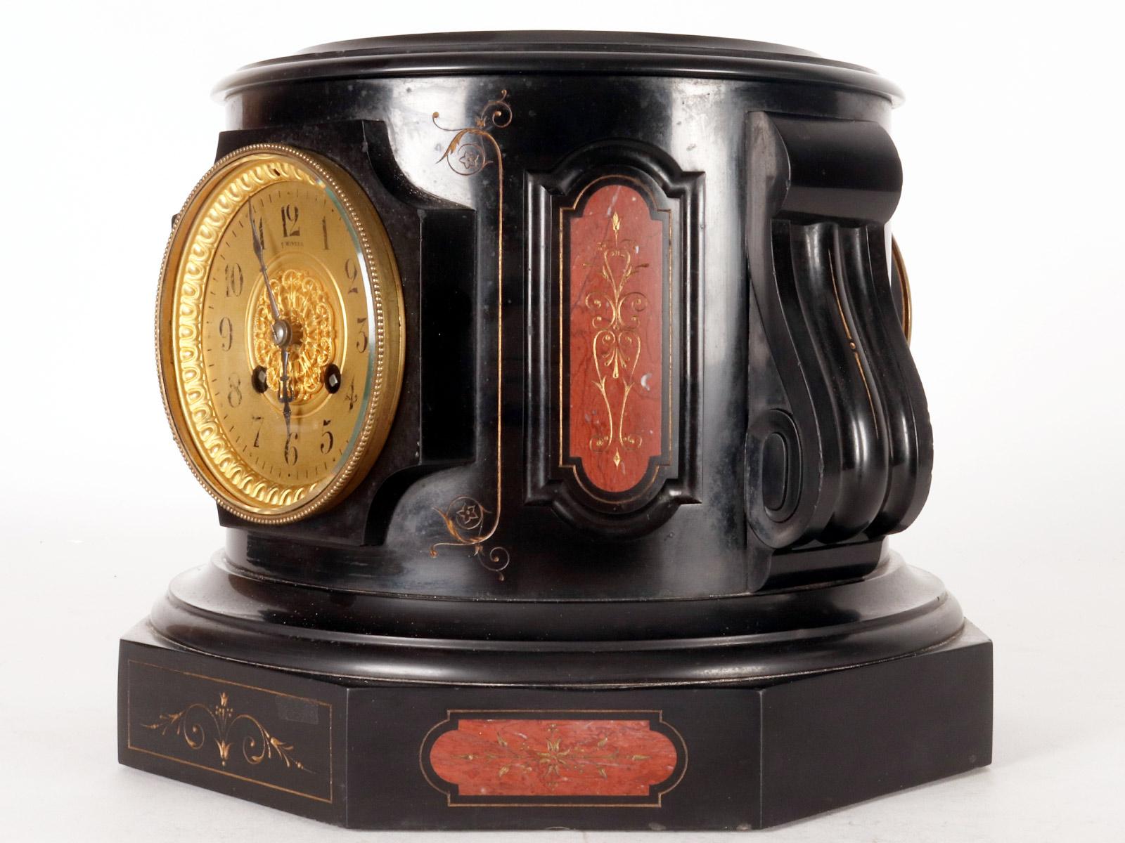 Ein Sockel aus schwarzem belgischem Marmor und rotem Verona-Marmor mit Uhr, Russland 1890 (Glas) im Angebot