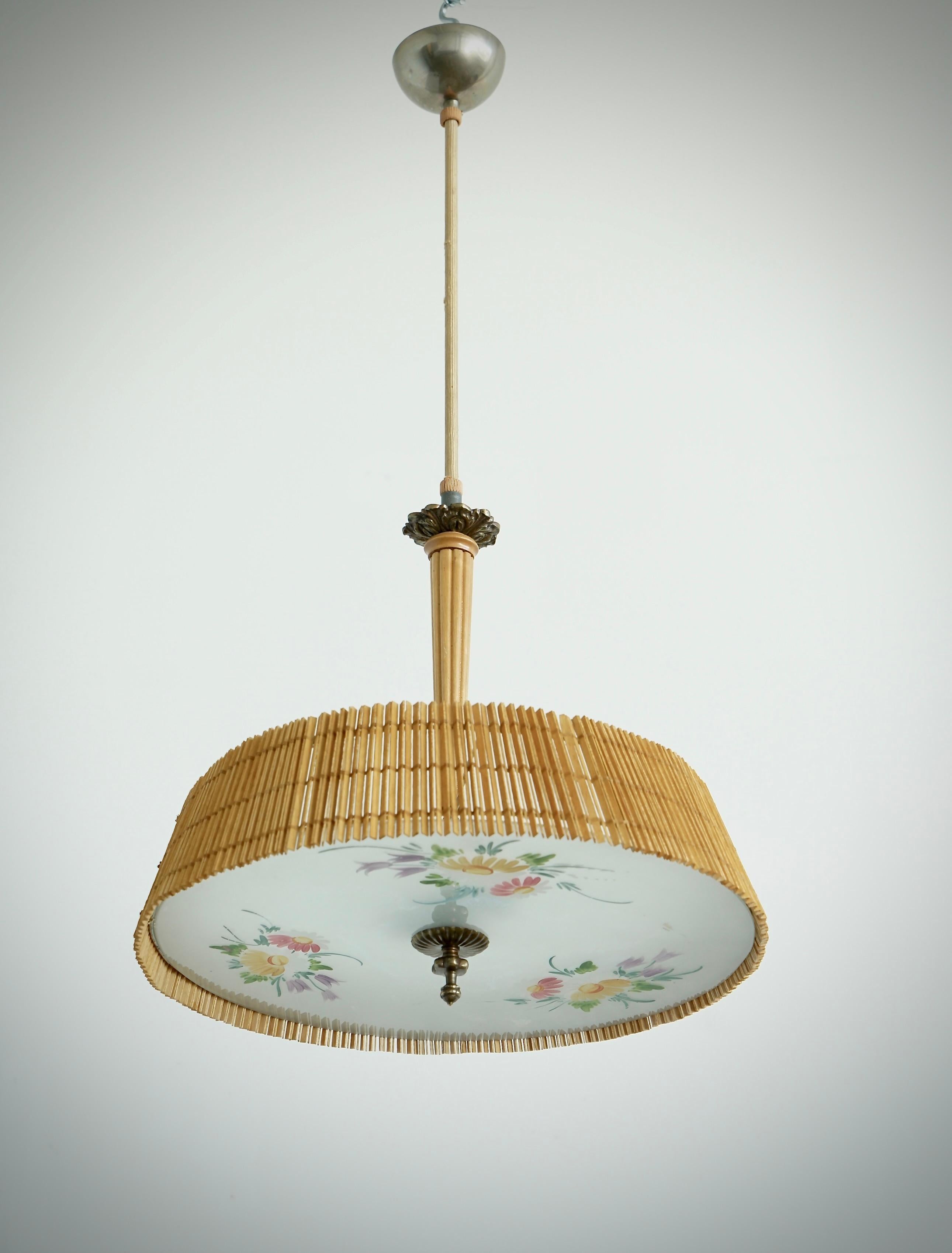Lámpara de techo de Paavo Tynell con difusor de cristal pintado a mano por Kyllikki Salmenhaara, fabricada por Taito Oy,Finlandia. Alrededor de 1940-50. 2 enchufes Edison. 
Recableado disponible previa solicitud.