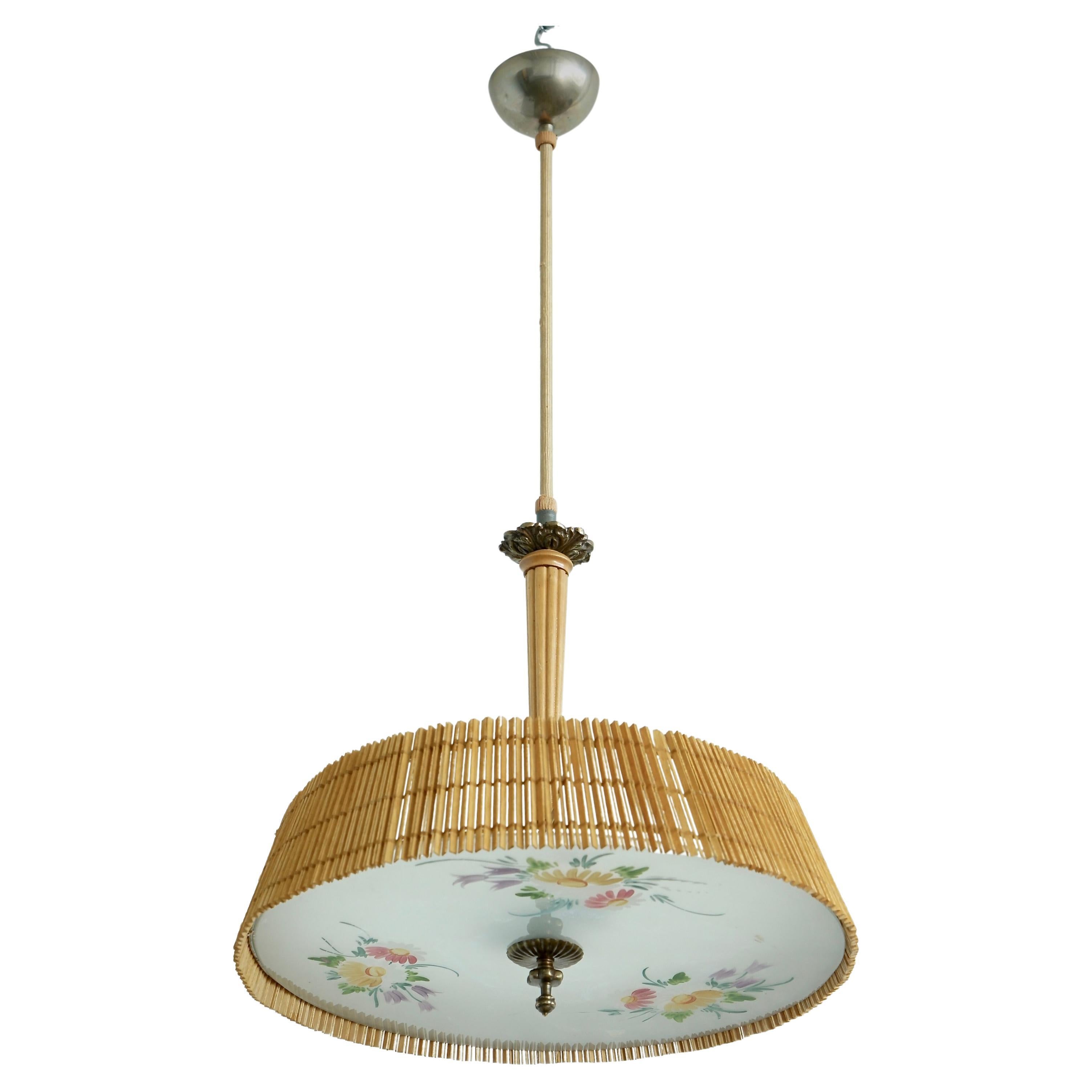 Un pendentif de Paavo Tynell pour Taito Oy