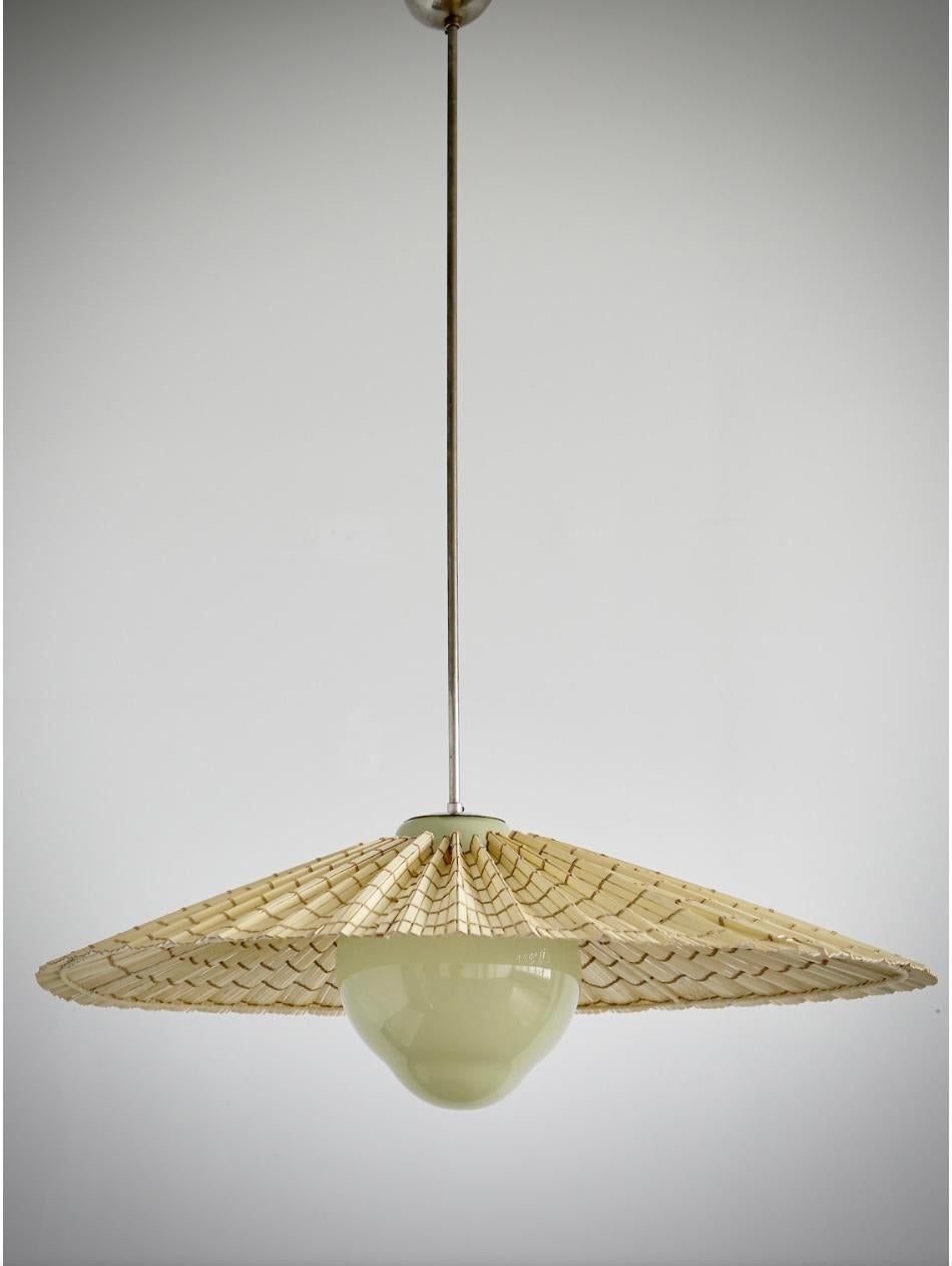 Scandinavo moderno Un ciondolo  di Paavo Tynell per Taito Oy Model 1092 in vendita