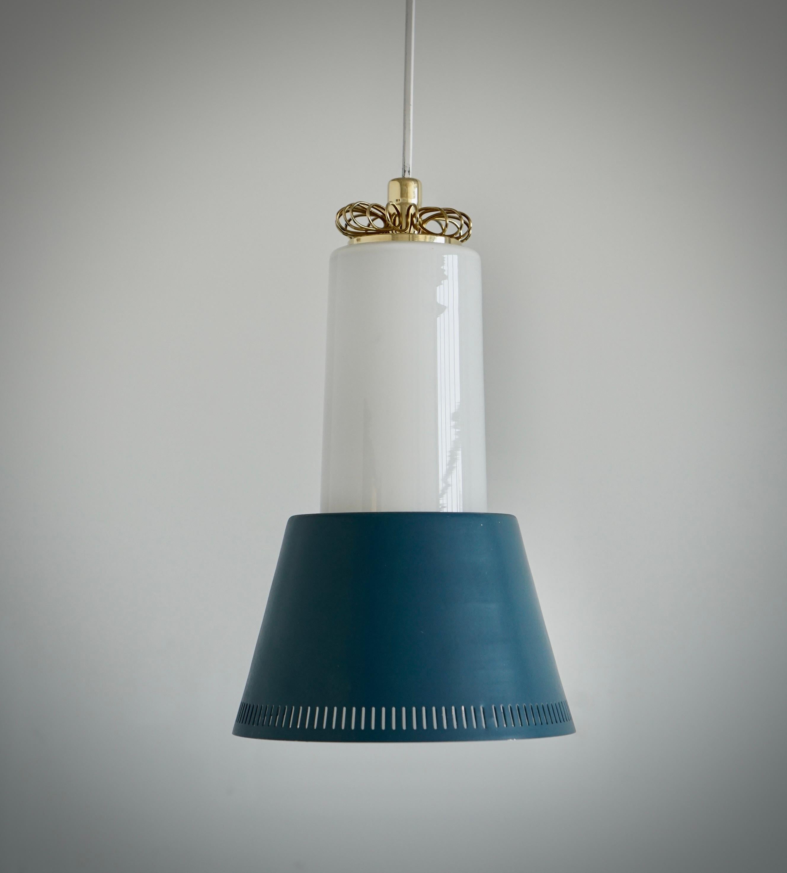 Scandinave moderne Un pendentif de Paavo Tynell, modèle K2-15 en vente