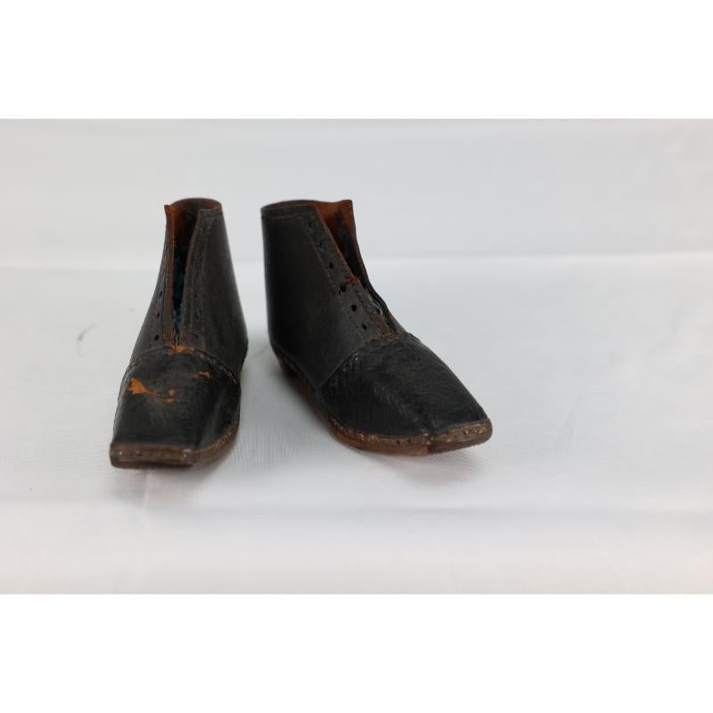 A perfect almost unworn pair of period 19th century hand made leather baby shoes For Sale 4