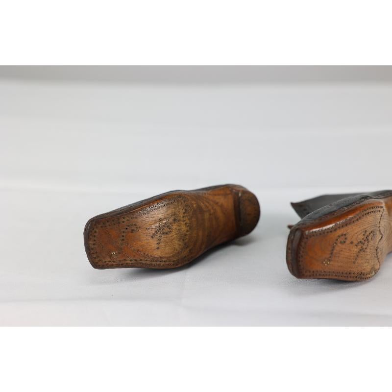 A perfect almost unworn pair of period 19th century hand made leather baby shoes For Sale 6