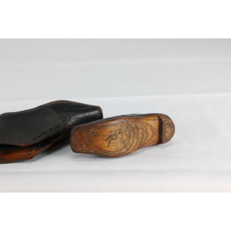 A perfect almost unworn pair of period 19th century hand made leather baby shoes For Sale 10