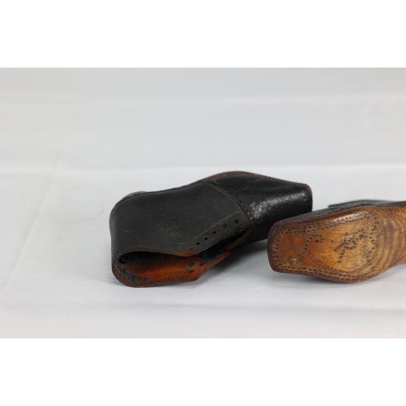 A perfect almost unworn pair of period 19th century hand made leather baby shoes For Sale 11