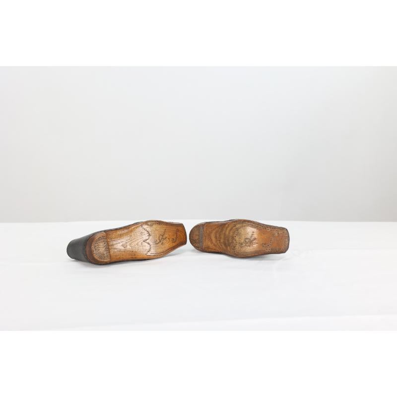 A perfect almost unworn pair of period 19th century hand made leather baby shoes For Sale 1