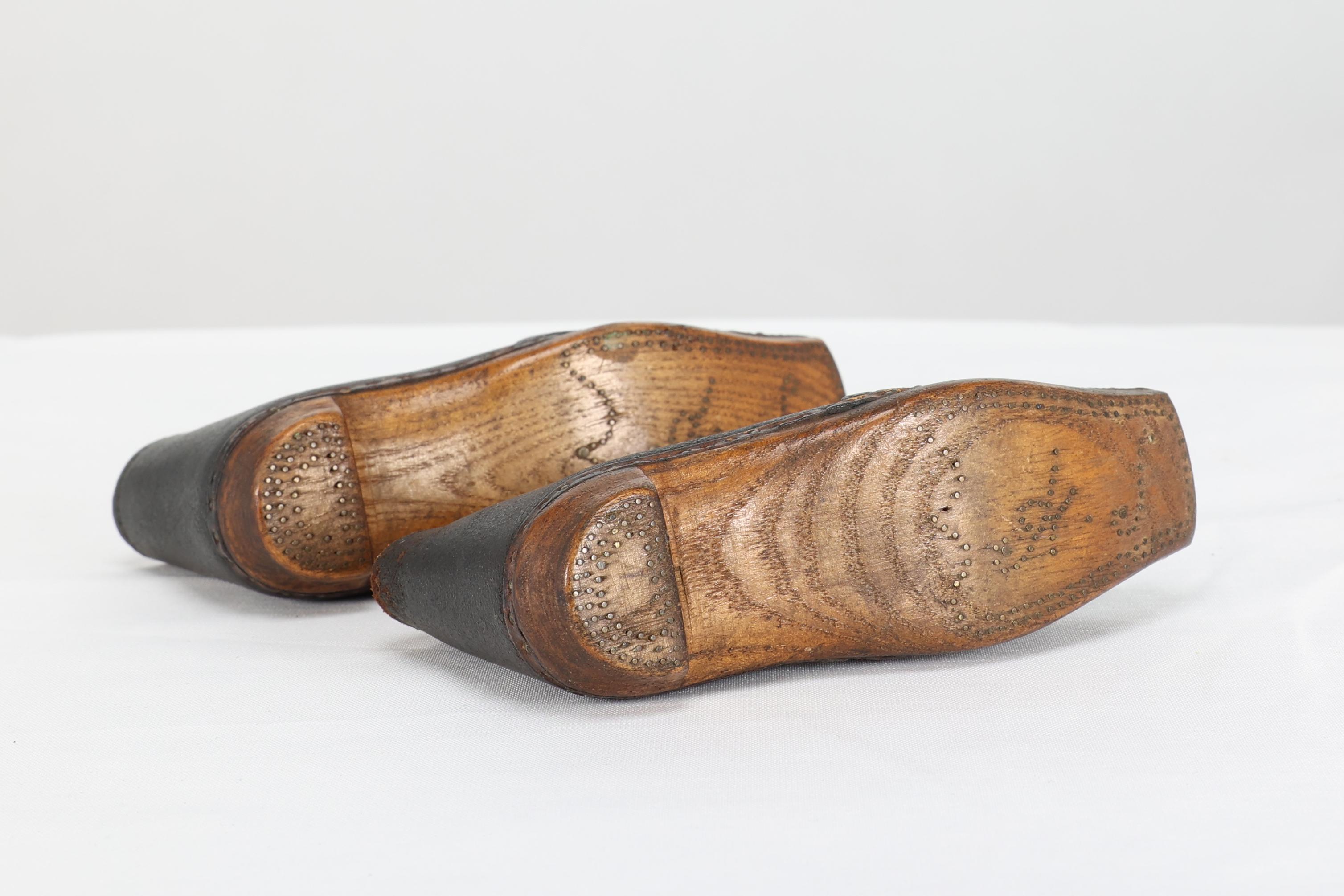 A perfect almost unworn pair of period 19th century hand made leather baby shoes For Sale 2
