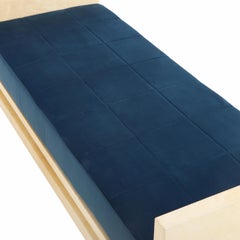 Banc / lit de jour recouvert de parchemin en pergamino.