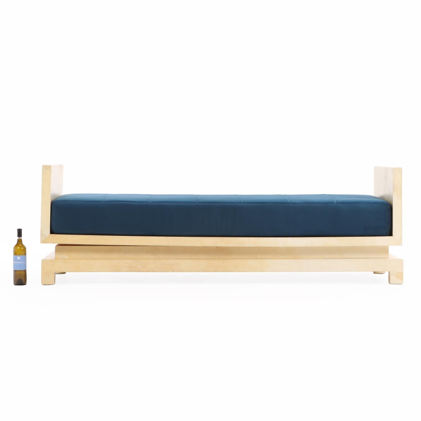A Pergamino Parchment Covered Daybed / Bench. In Good Condition For Sale In Philadelphia, PA