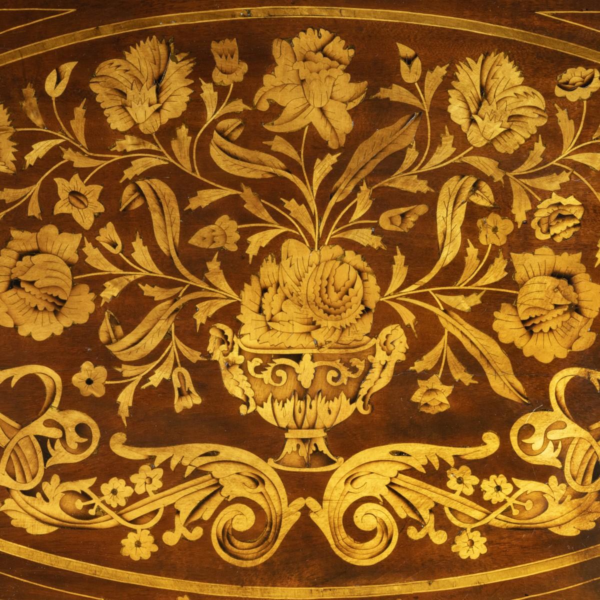 Commodo olandese d'epoca in mogano a quattro cassetti con intarsio a bombe, 1800 in vendita 5