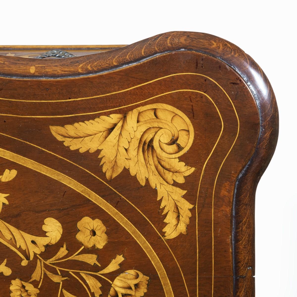 Commodo olandese d'epoca in mogano a quattro cassetti con intarsio a bombe, 1800 in vendita 6