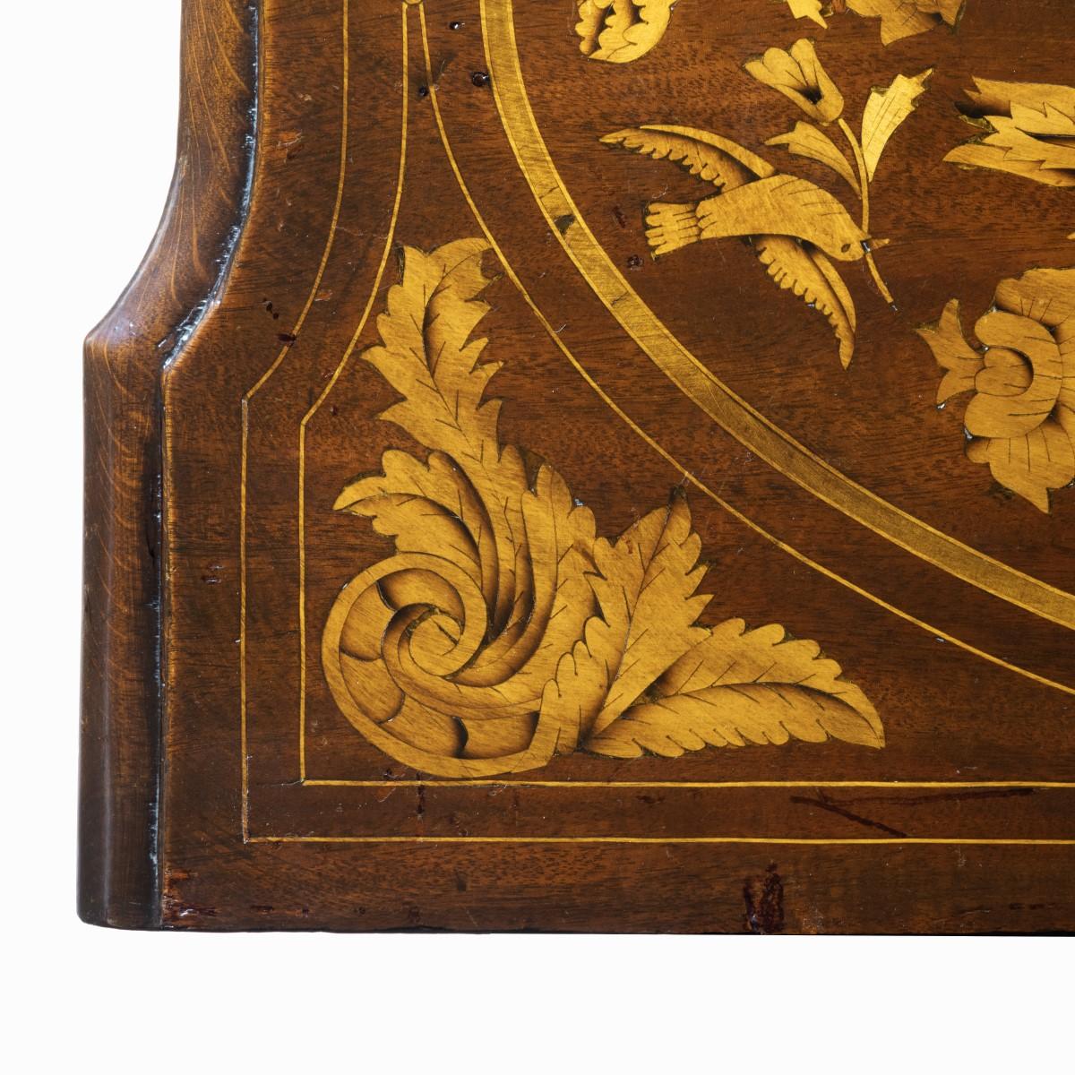 Commodo olandese d'epoca in mogano a quattro cassetti con intarsio a bombe, 1800 in vendita 8