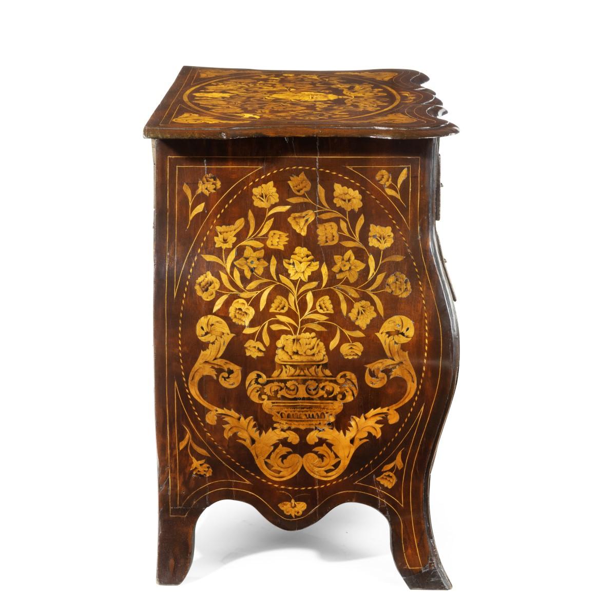 Period Dutch Mahogany Four-Drawer Bombe Marquetry Commode, 1800 In Good Condition For Sale In Lymington, Hampshire